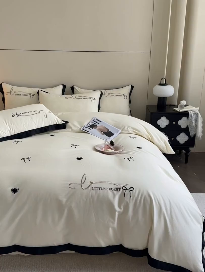 91家纺网 家纺一手货源 找家纺 理想家家纺 2025新款纯棉轻奢刺绣四件套-小秘密系列场景二 小秘密 黄