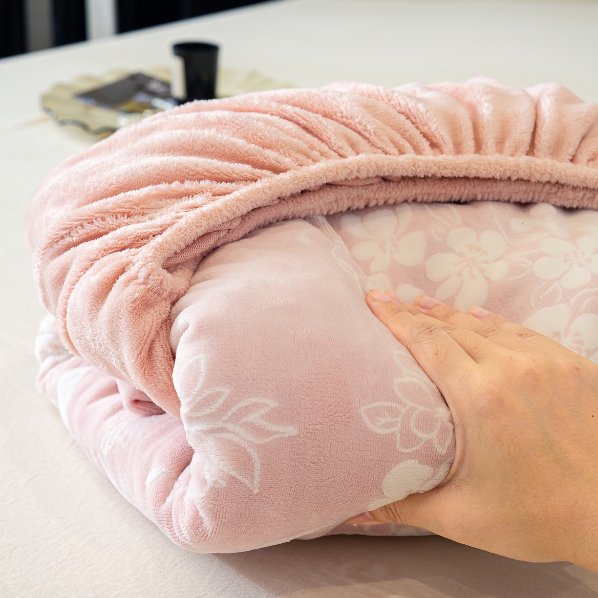 91家纺网 家纺一手货源 找家纺 ME/ERA HOME寐时代 2025新款牛奶绒雕花兔毛绒包边床笠 彩带飘飘