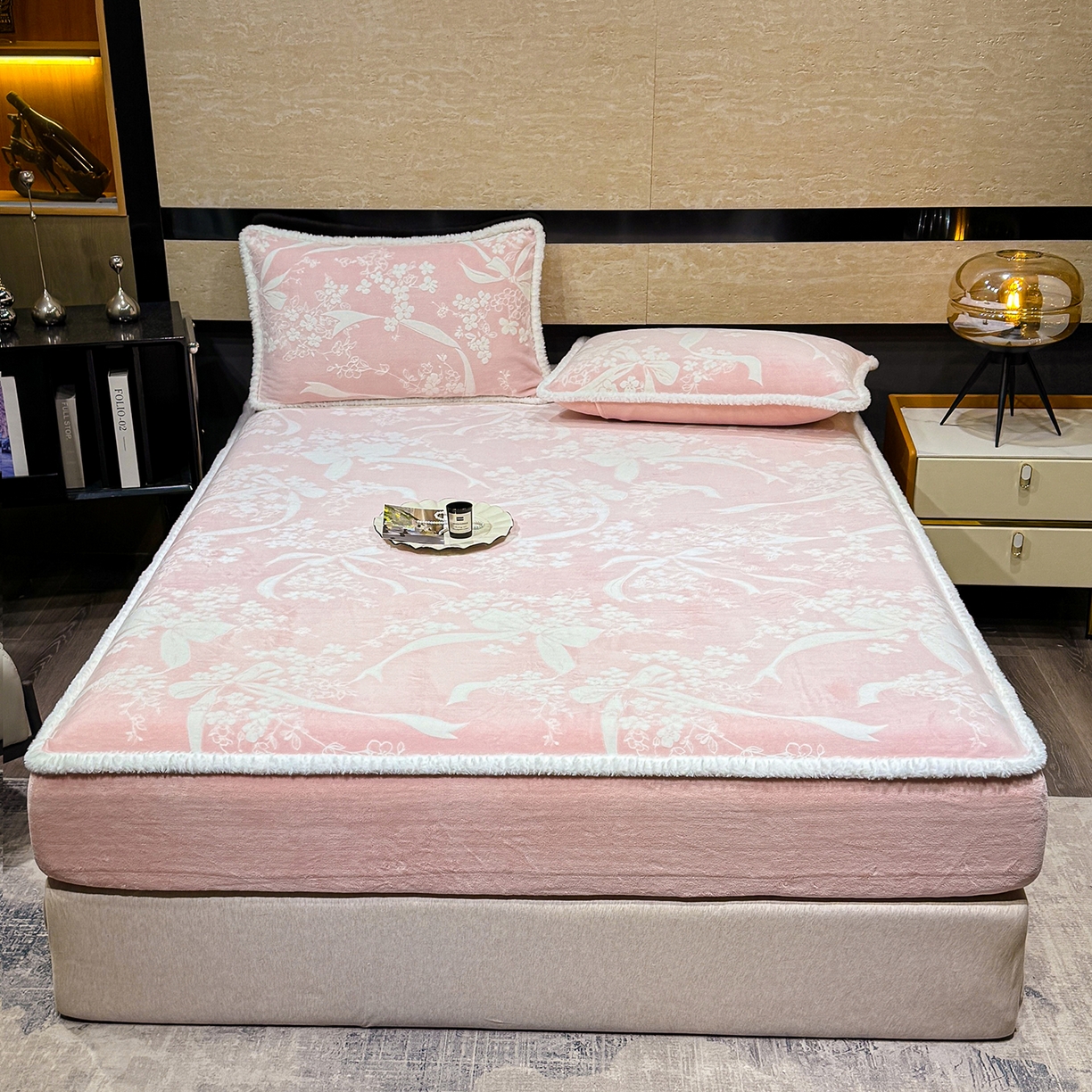 91家纺网 家纺一手货源 找家纺 ME/ERA HOME寐时代 2025新款牛奶绒雕花兔毛绒包边床笠 彩带飘飘