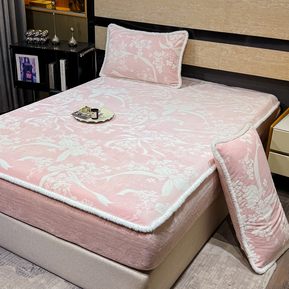 91家纺网 家纺一手货源 找家纺 ME/ERA HOME寐时代 2025新款牛奶绒雕花兔毛绒包边床笠 彩带飘飘