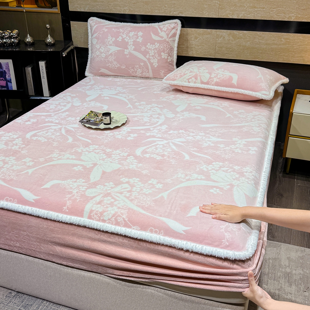 91家纺网 家纺一手货源 找家纺 ME/ERA HOME寐时代 2025新款牛奶绒雕花兔毛绒包边床笠 彩带飘飘