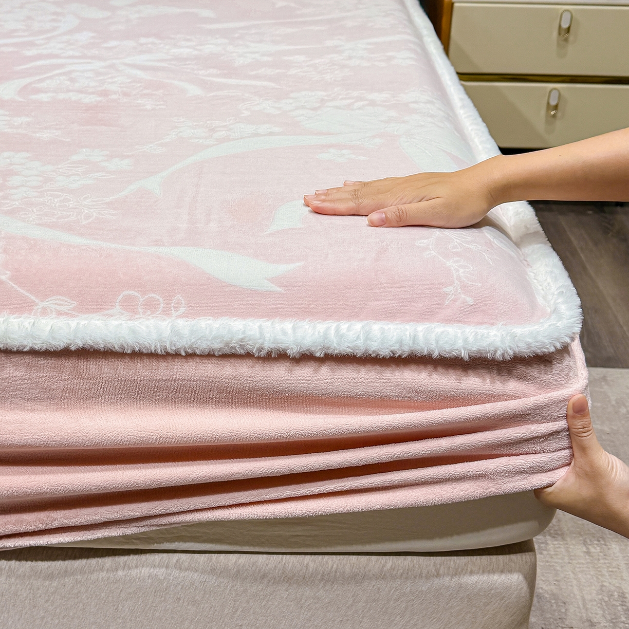 91家纺网 家纺一手货源 找家纺 ME/ERA HOME寐时代 2025新款牛奶绒雕花兔毛绒包边床笠 彩带飘飘