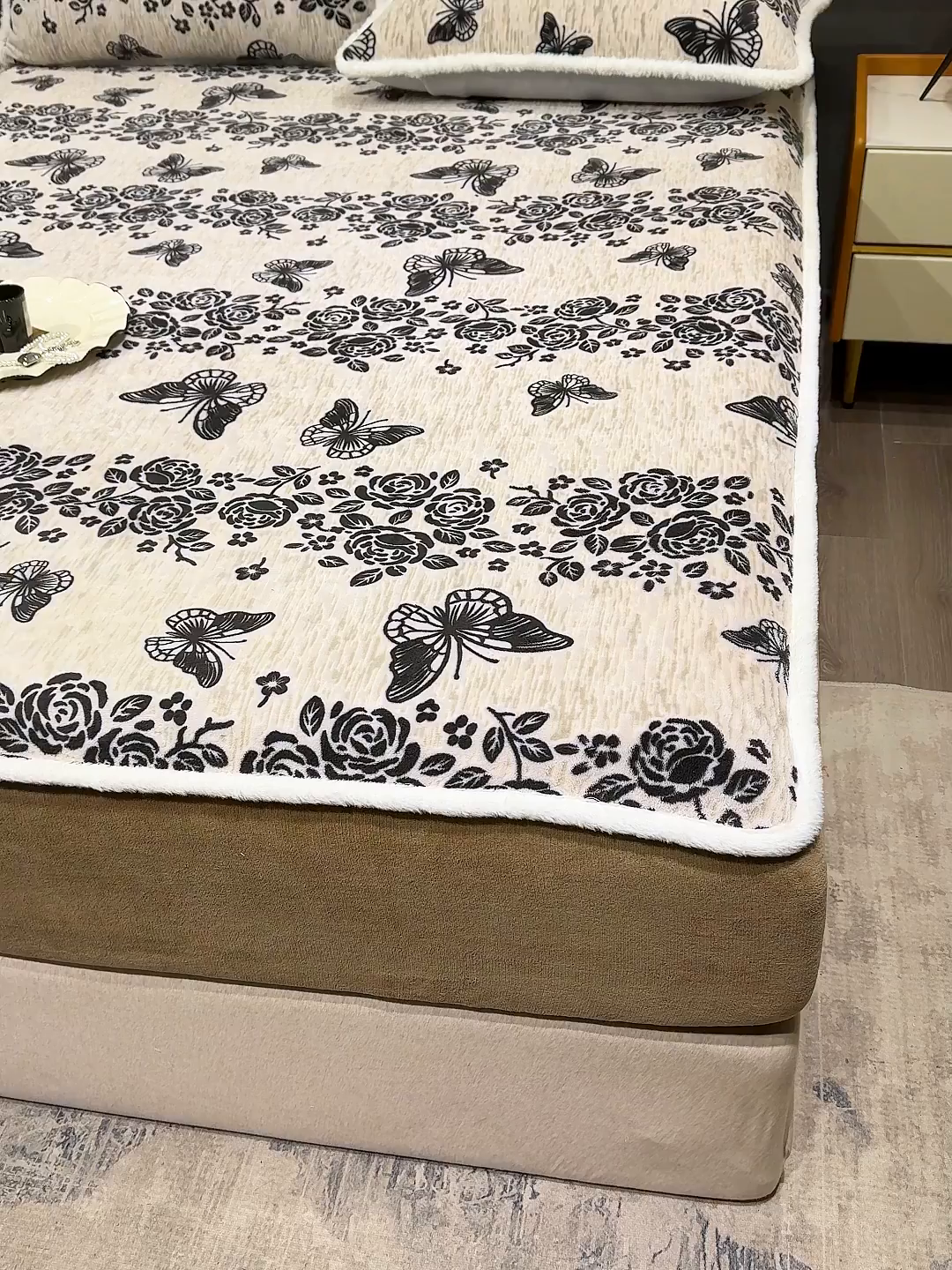 91家纺网 家纺一手货源 找家纺 ME/ERA HOME寐时代 2025新款牛奶绒雕花兔毛绒包边床笠 蝶恋花香