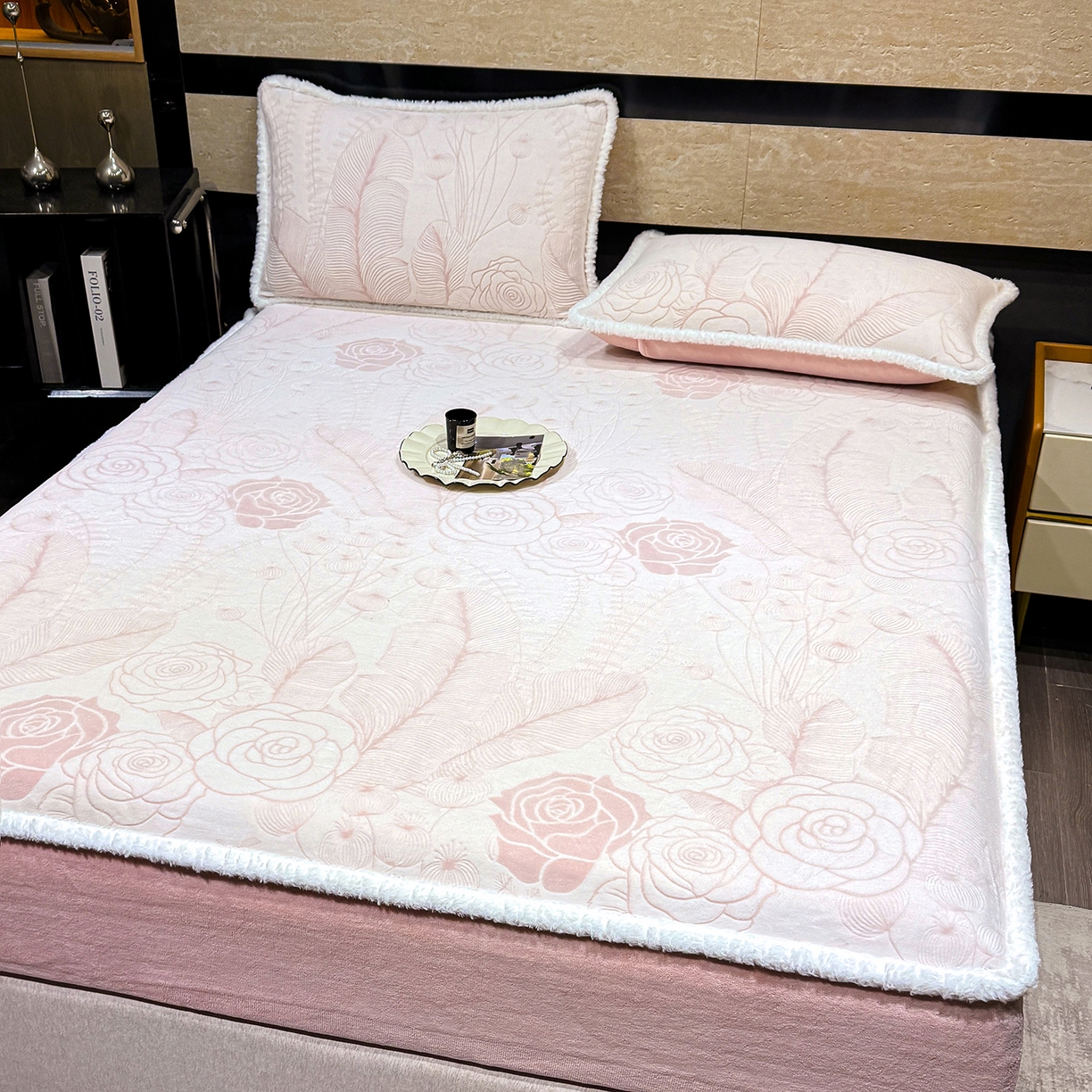 91家纺网 家纺一手货源 找家纺 ME/ERA HOME寐时代 2025新款牛奶绒雕花兔毛绒包边床笠 繁花朵朵