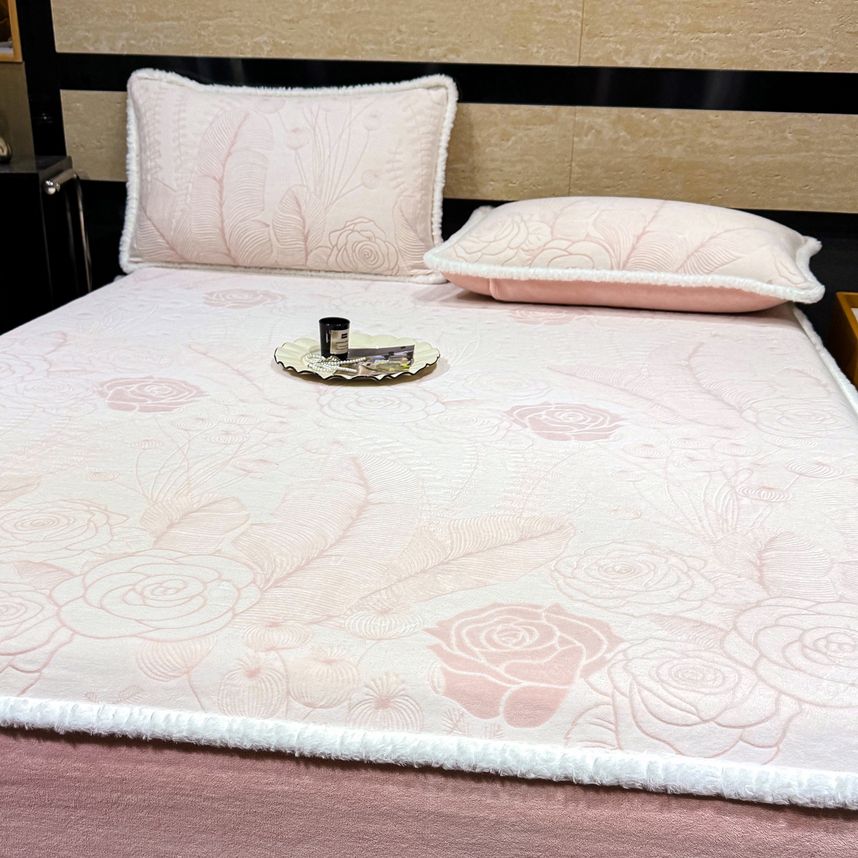 91家纺网 家纺一手货源 找家纺 ME/ERA HOME寐时代 2025新款牛奶绒雕花兔毛绒包边床笠 繁花朵朵