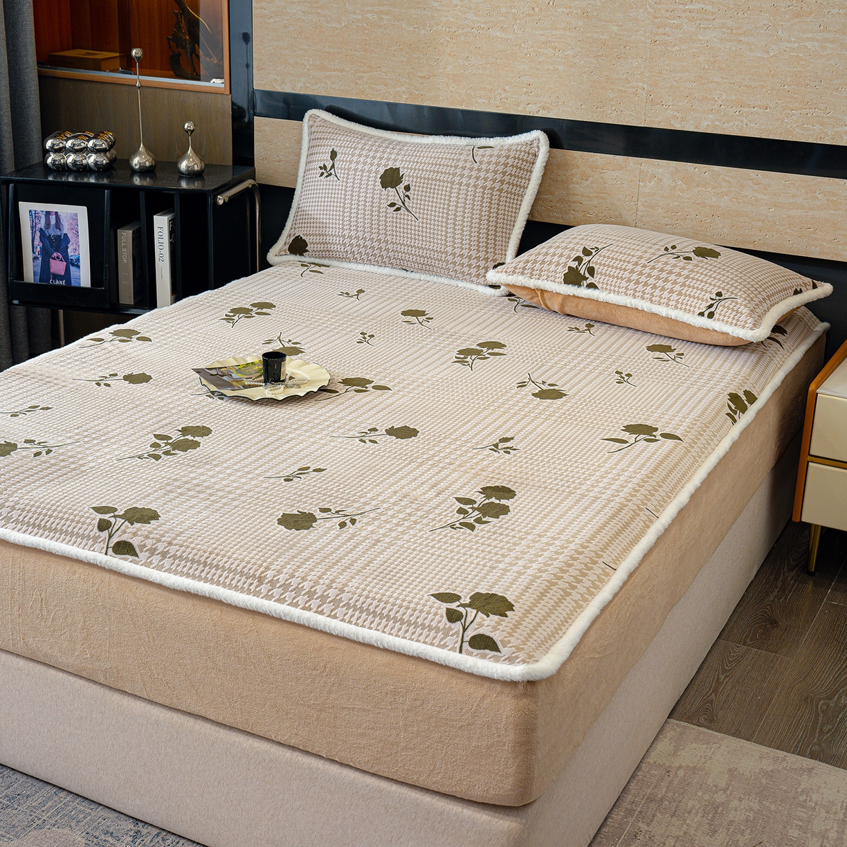 91家纺网 家纺一手货源 找家纺 ME/ERA HOME寐时代 2025新款牛奶绒雕花兔毛绒包边床笠 格韵经典