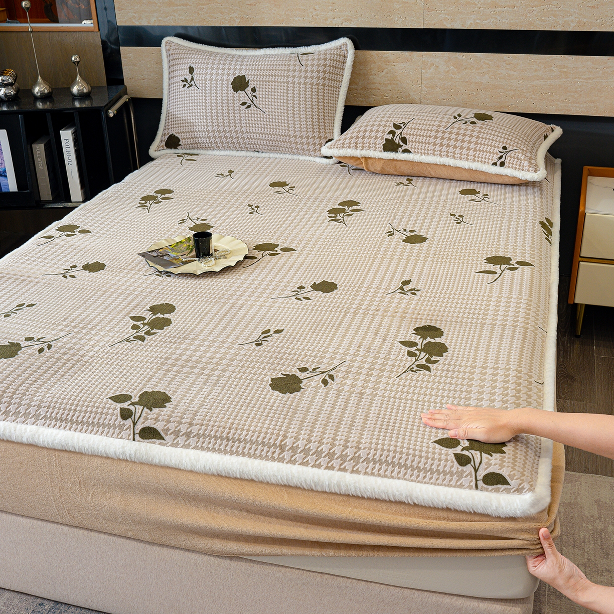 91家纺网 家纺一手货源 找家纺 ME/ERA HOME寐时代 2025新款牛奶绒雕花兔毛绒包边床笠 格韵经典