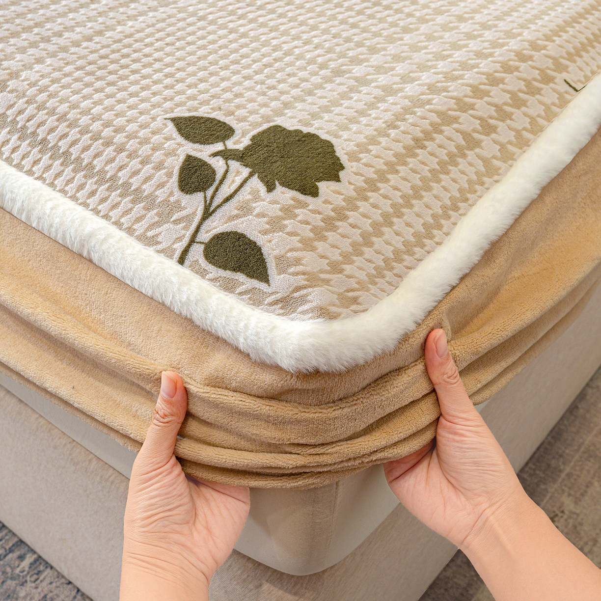 91家纺网 家纺一手货源 找家纺 ME/ERA HOME寐时代 2025新款牛奶绒雕花兔毛绒包边床笠 格韵经典