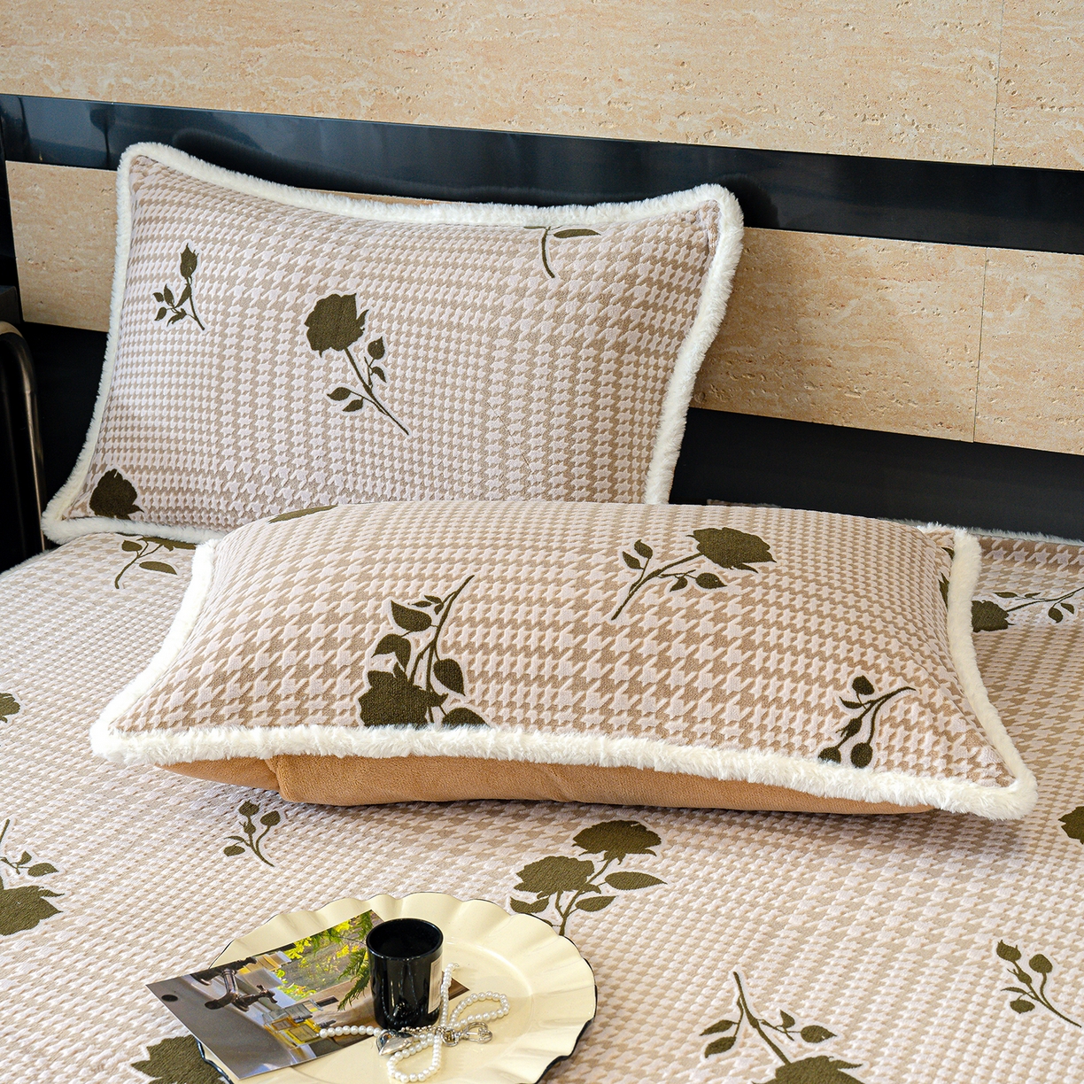 91家纺网 家纺一手货源 找家纺 ME/ERA HOME寐时代 2025新款牛奶绒雕花兔毛绒包边床笠 格韵经典