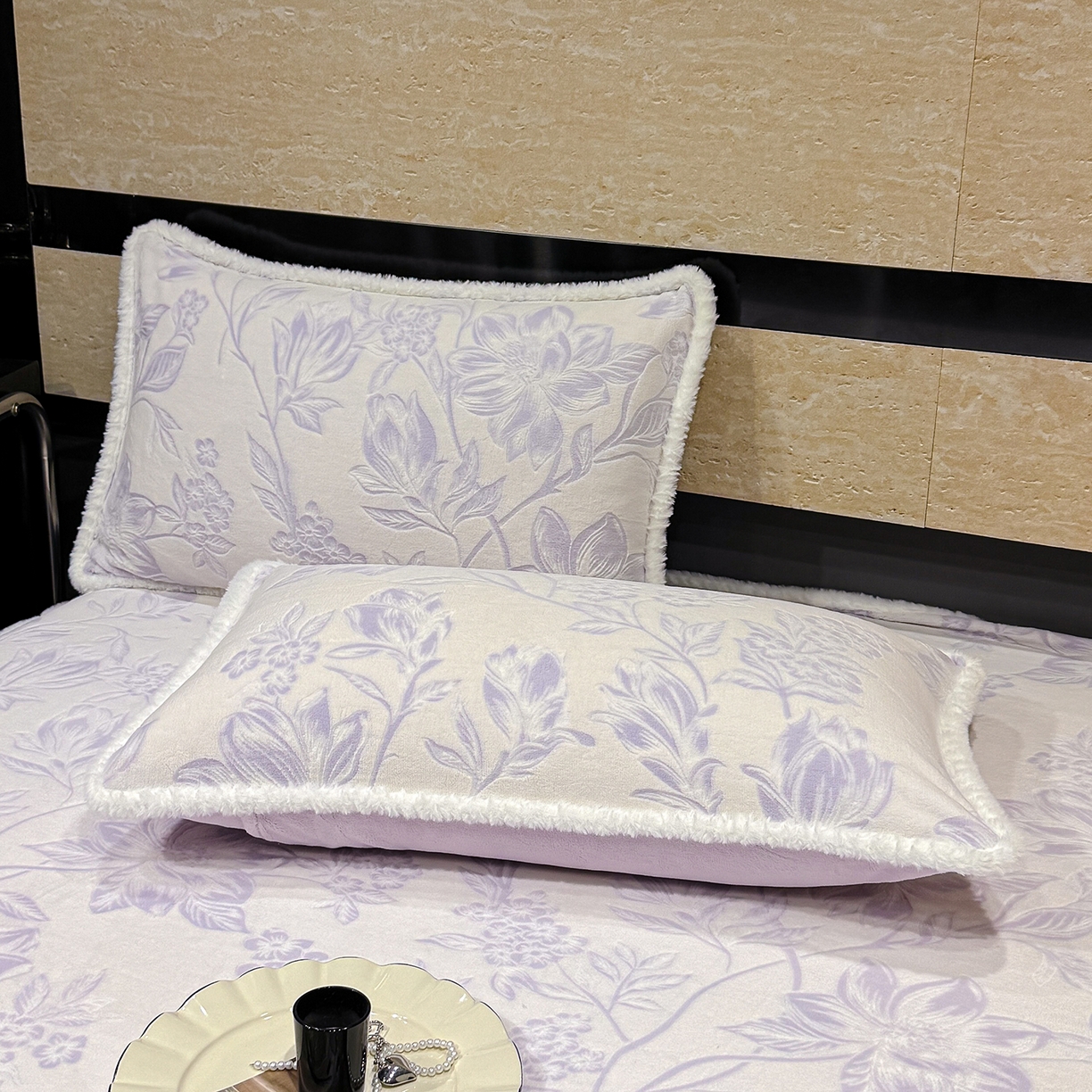 91家纺网 家纺一手货源 找家纺 ME/ERA HOME寐时代 2025新款牛奶绒雕花兔毛绒包边床笠 花枝飞舞