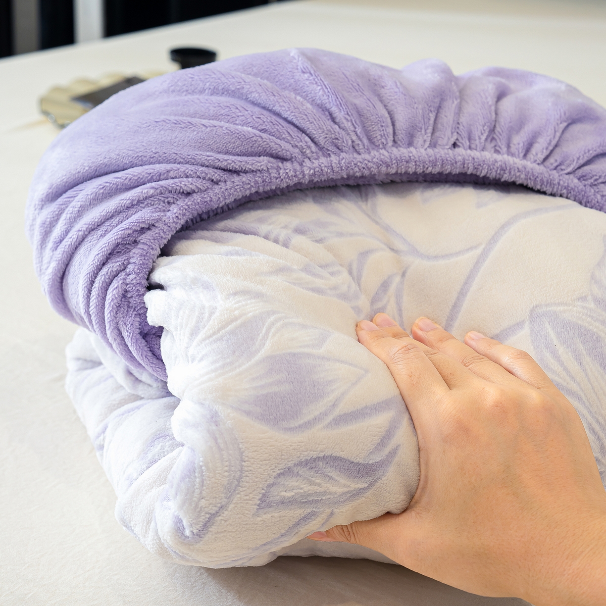 91家纺网 家纺一手货源 找家纺 ME/ERA HOME寐时代 2025新款牛奶绒雕花兔毛绒包边床笠 花枝飞舞