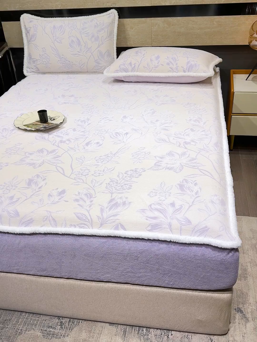 91家纺网 家纺一手货源 找家纺 ME/ERA HOME寐时代 2025新款牛奶绒雕花兔毛绒包边床笠 花枝飞舞