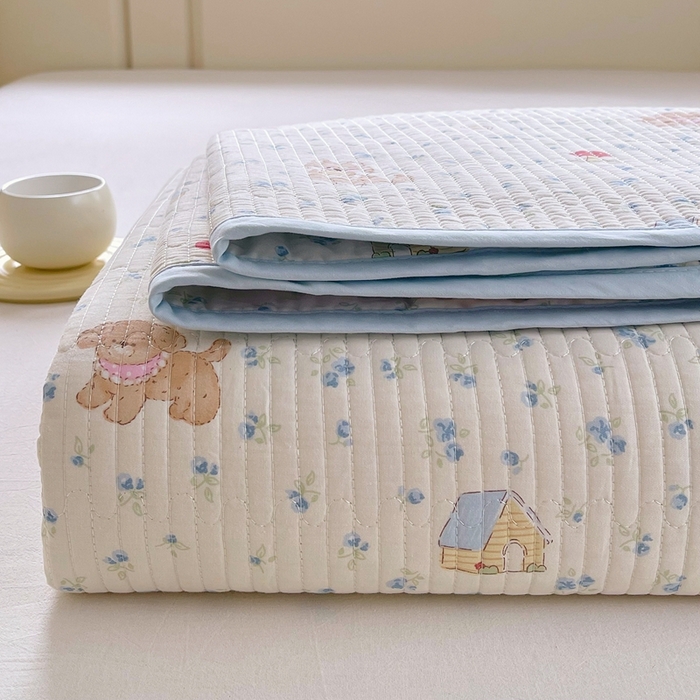 91家纺网 家纺一手货源 找家纺 金丝兔 2025新款小清新斜纹纯棉床盖 全棉夹棉床盖 床盖三件套 榻榻米抗盖绗缝加厚床单 樱花狗