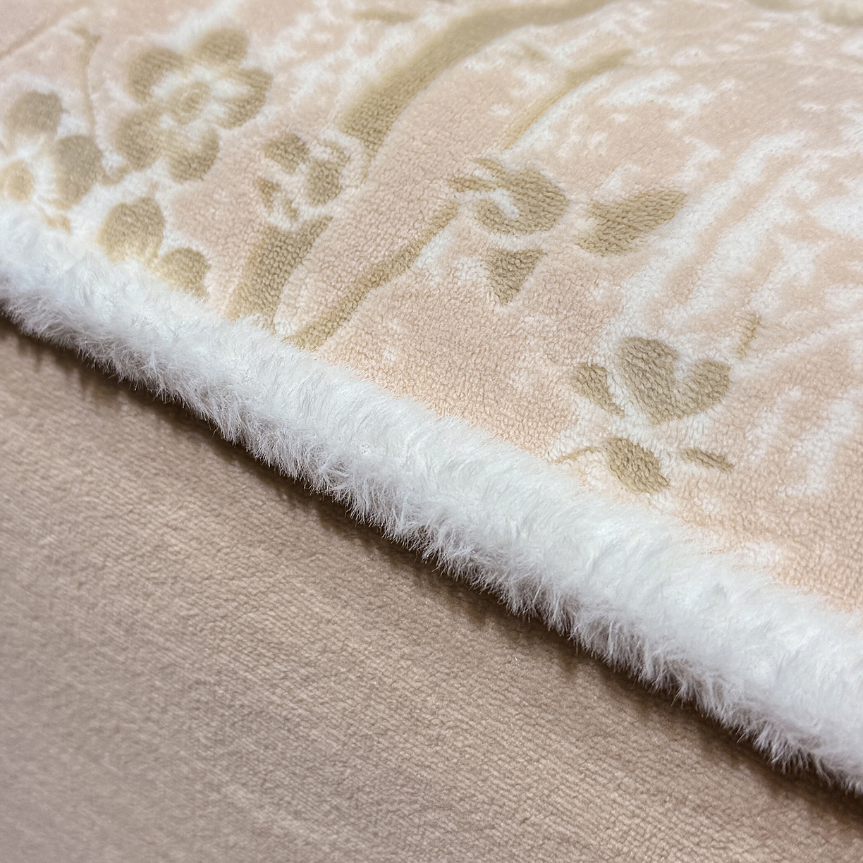 91家纺网 家纺一手货源 找家纺 ME/ERA HOME寐时代 2025新款牛奶绒雕花兔毛绒包边床笠 画意枝头