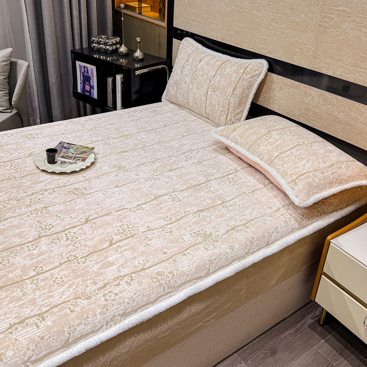 91家纺网 家纺一手货源 找家纺 ME/ERA HOME寐时代 2025新款牛奶绒雕花兔毛绒包边床笠 画意枝头