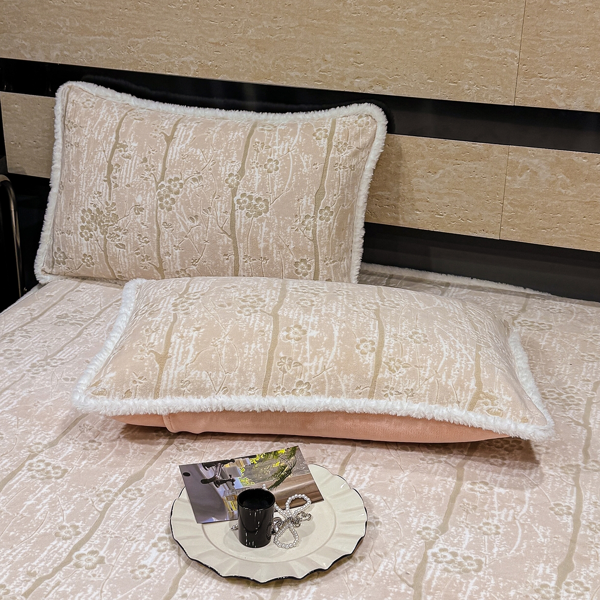 91家纺网 家纺一手货源 找家纺 ME/ERA HOME寐时代 2025新款牛奶绒雕花兔毛绒包边床笠 画意枝头