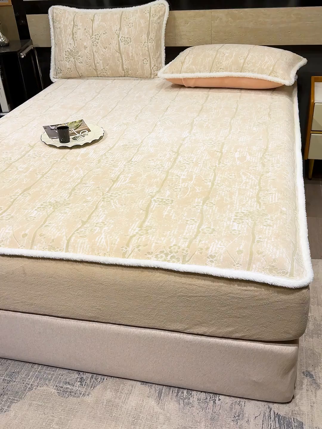 91家纺网 家纺一手货源 找家纺 ME/ERA HOME寐时代 2025新款牛奶绒雕花兔毛绒包边床笠 画意枝头