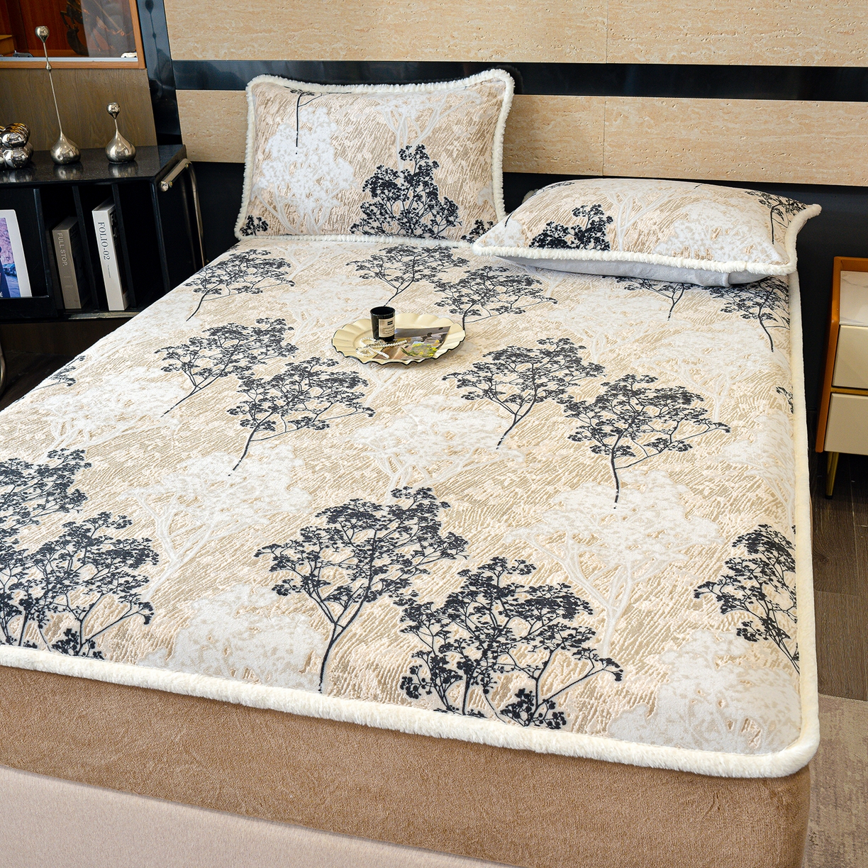 91家纺网 家纺一手货源 找家纺 ME/ERA HOME寐时代 2025新款牛奶绒雕花兔毛绒包边床笠 浪漫花枝