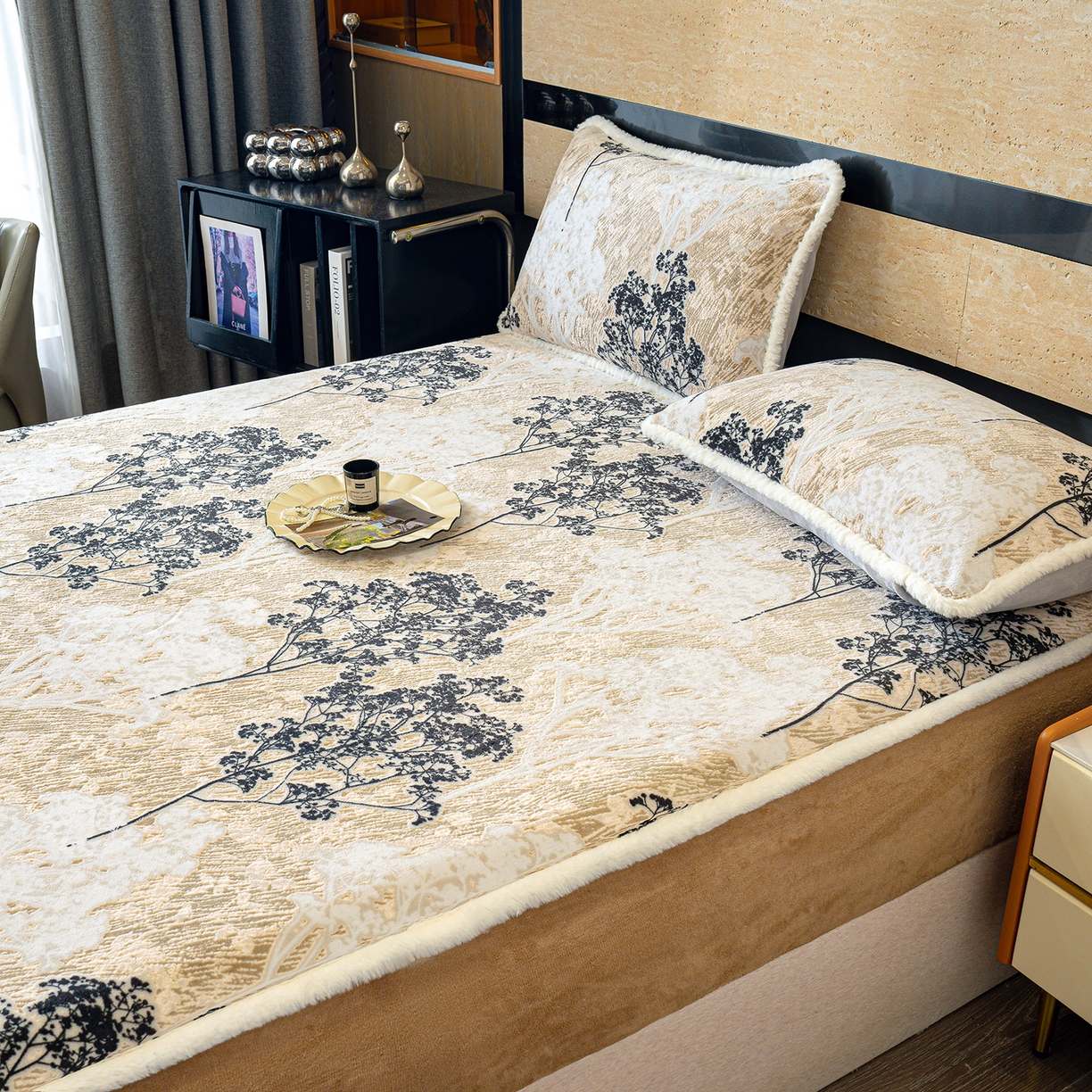 91家纺网 家纺一手货源 找家纺 ME/ERA HOME寐时代 2025新款牛奶绒雕花兔毛绒包边床笠 浪漫花枝