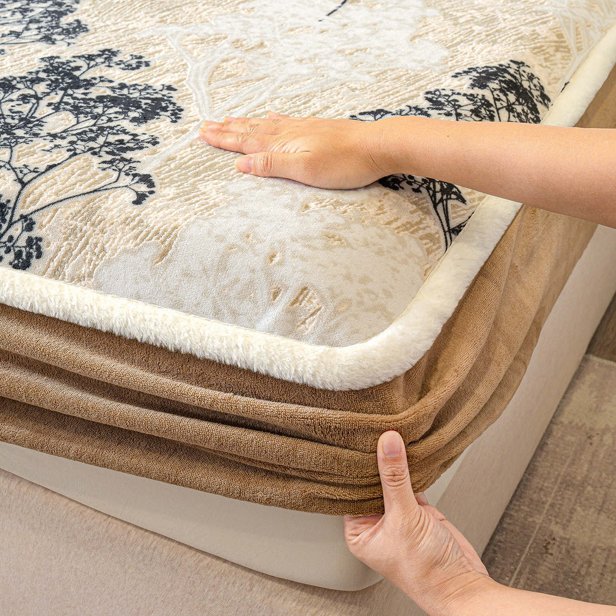 91家纺网 家纺一手货源 找家纺 ME/ERA HOME寐时代 2025新款牛奶绒雕花兔毛绒包边床笠 浪漫花枝