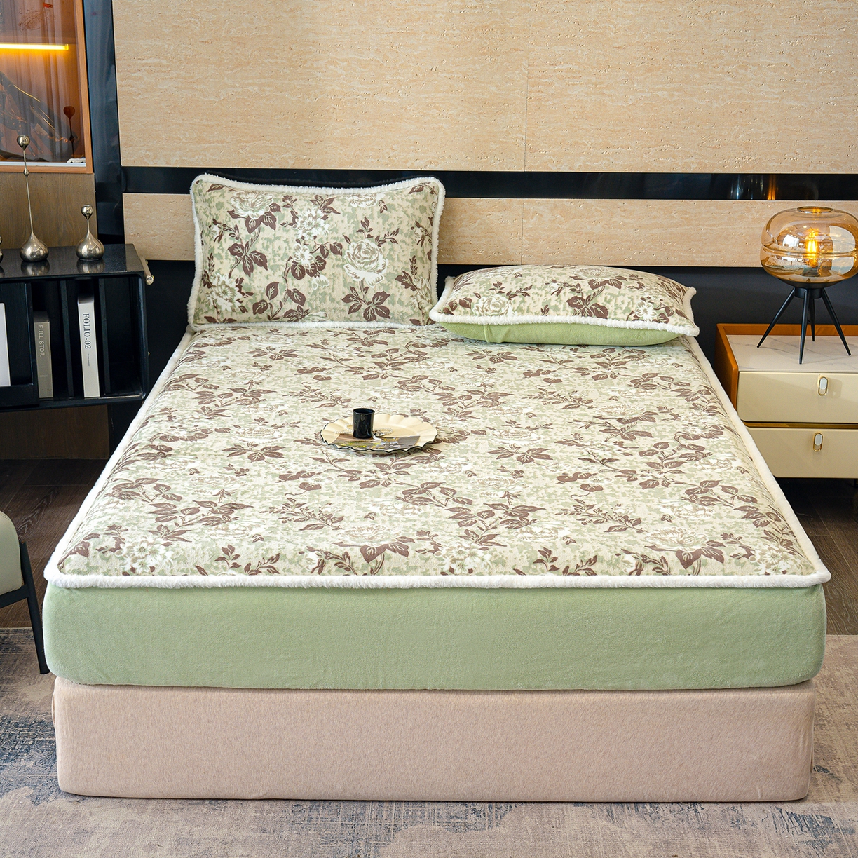 91家纺网 家纺一手货源 找家纺 ME/ERA HOME寐时代 2025新款牛奶绒雕花兔毛绒包边床笠 墨花如梦