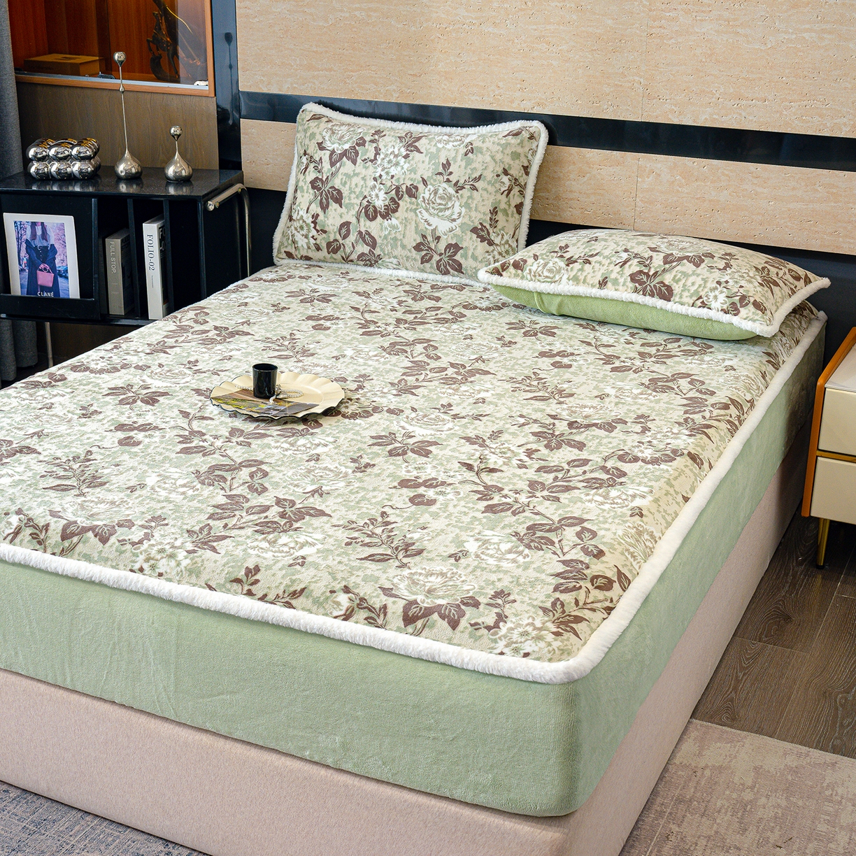 91家纺网 家纺一手货源 找家纺 ME/ERA HOME寐时代 2025新款牛奶绒雕花兔毛绒包边床笠 墨花如梦