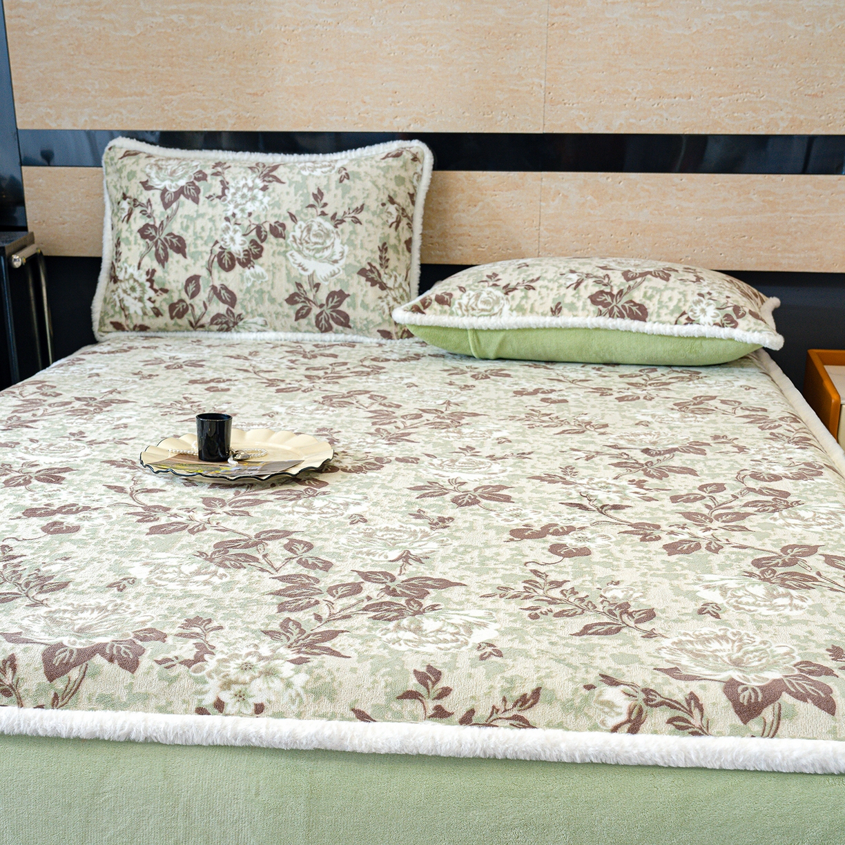 91家纺网 家纺一手货源 找家纺 ME/ERA HOME寐时代 2025新款牛奶绒雕花兔毛绒包边床笠 墨花如梦