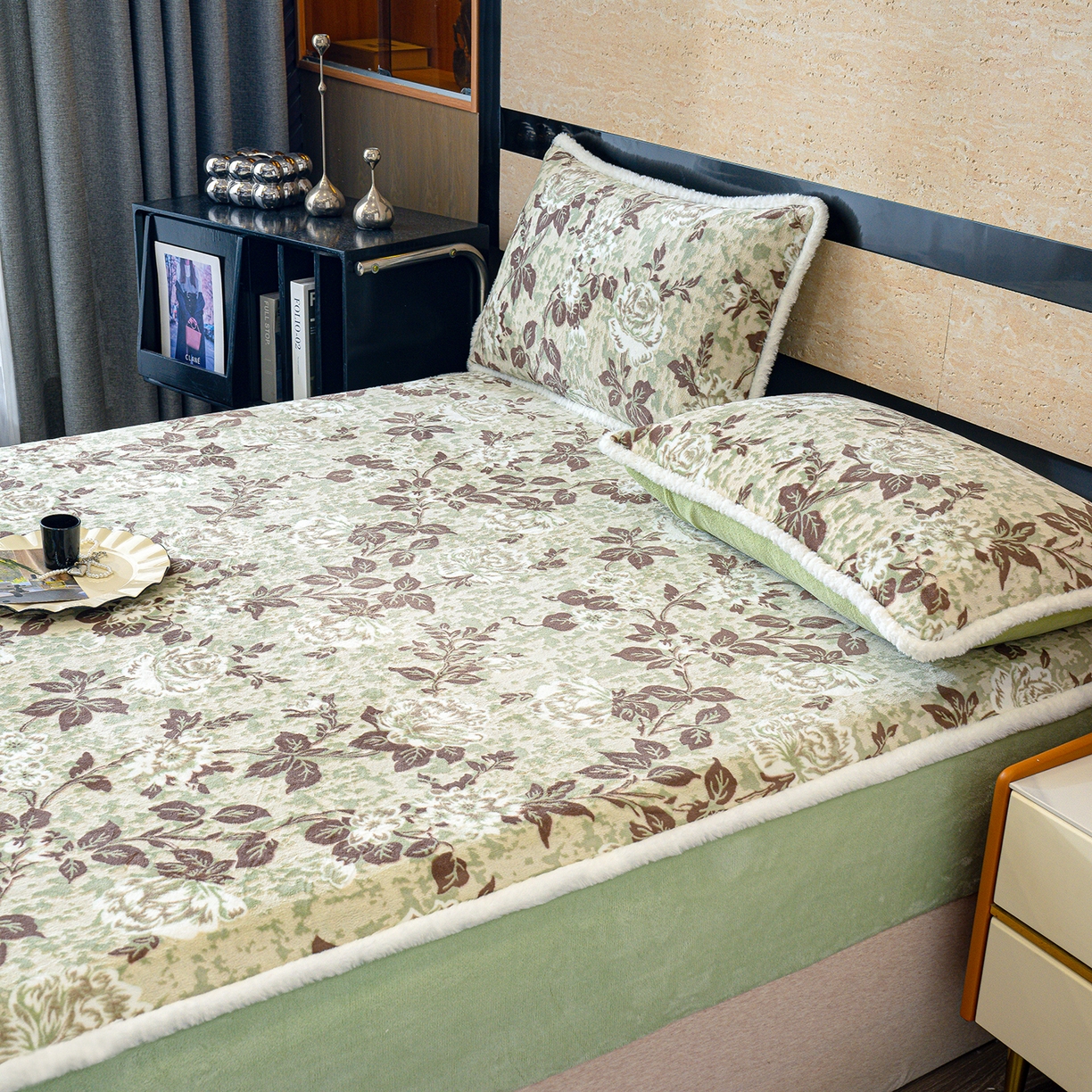 91家纺网 家纺一手货源 找家纺 ME/ERA HOME寐时代 2025新款牛奶绒雕花兔毛绒包边床笠 墨花如梦