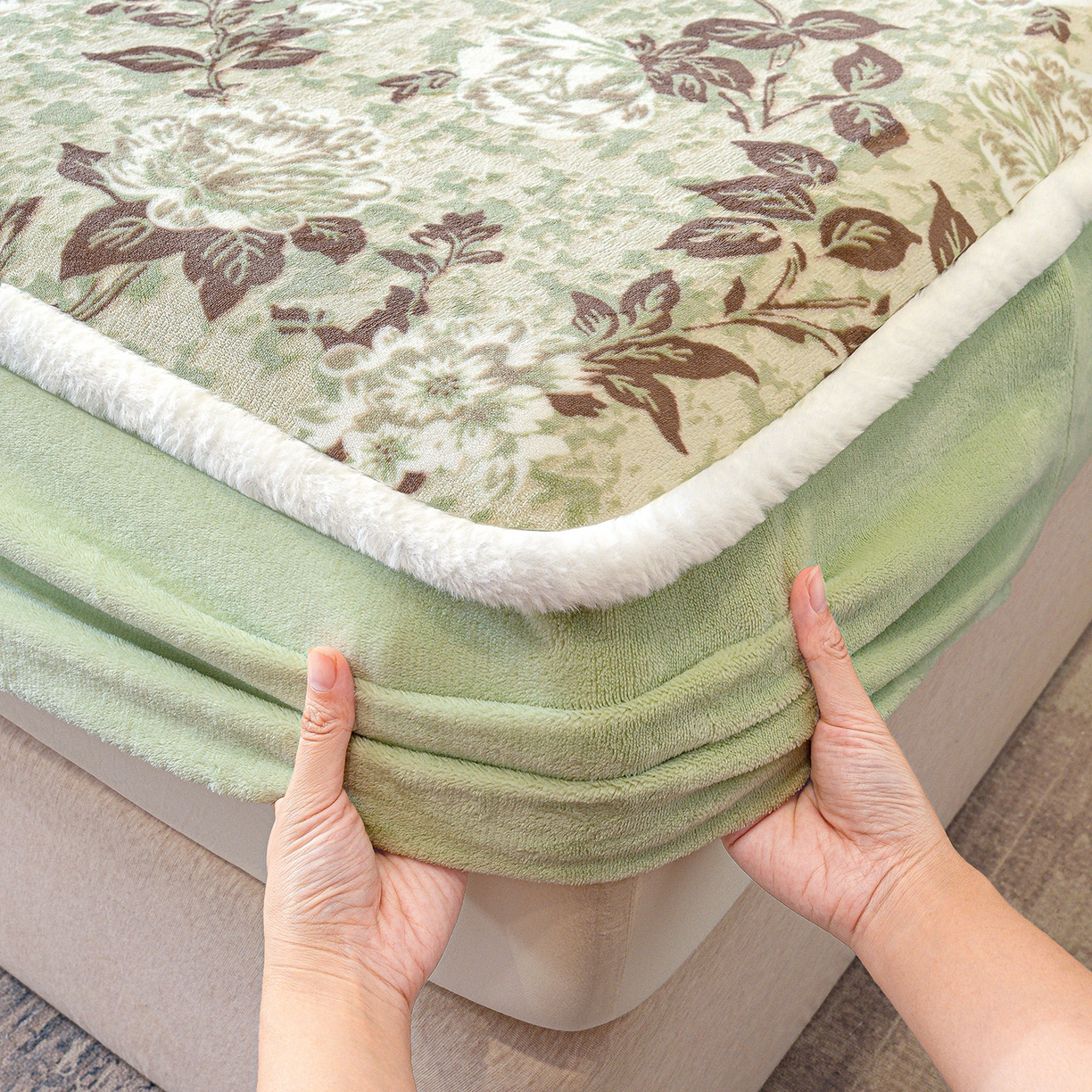 91家纺网 家纺一手货源 找家纺 ME/ERA HOME寐时代 2025新款牛奶绒雕花兔毛绒包边床笠 墨花如梦