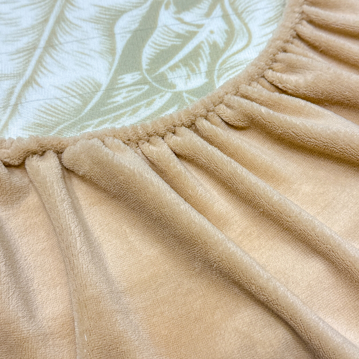 91家纺网 家纺一手货源 找家纺 ME/ERA HOME寐时代 2025新款牛奶绒雕花兔毛绒包边床笠 暖意浓浓