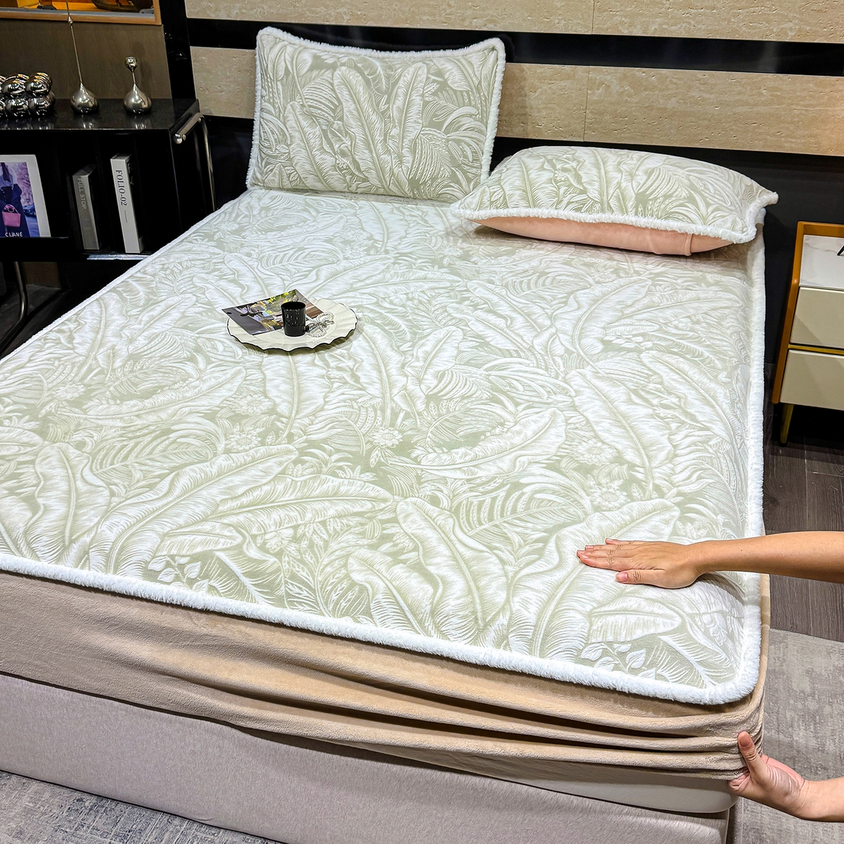 91家纺网 家纺一手货源 找家纺 ME/ERA HOME寐时代 2025新款牛奶绒雕花兔毛绒包边床笠 暖意浓浓