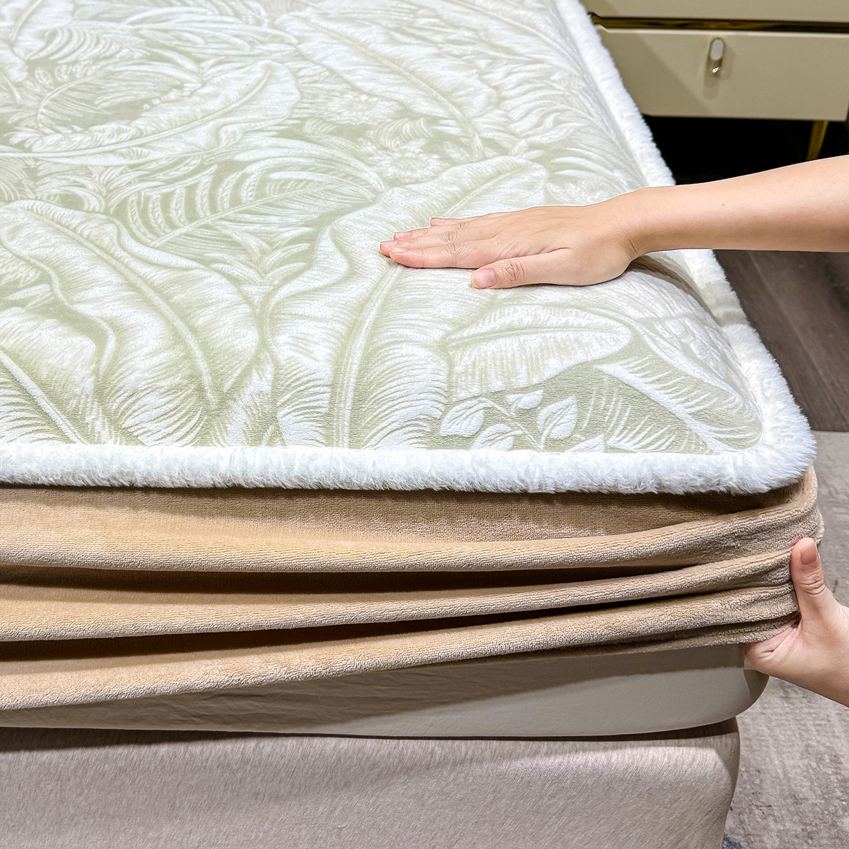 91家纺网 家纺一手货源 找家纺 ME/ERA HOME寐时代 2025新款牛奶绒雕花兔毛绒包边床笠 暖意浓浓