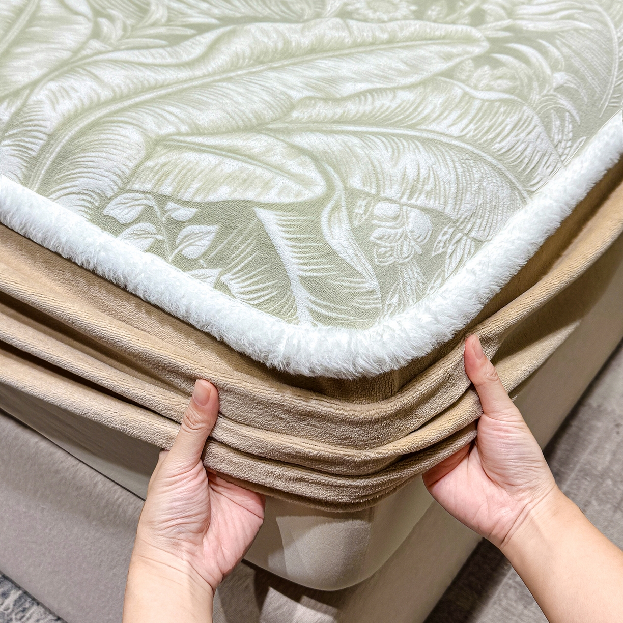 91家纺网 家纺一手货源 找家纺 ME/ERA HOME寐时代 2025新款牛奶绒雕花兔毛绒包边床笠 暖意浓浓