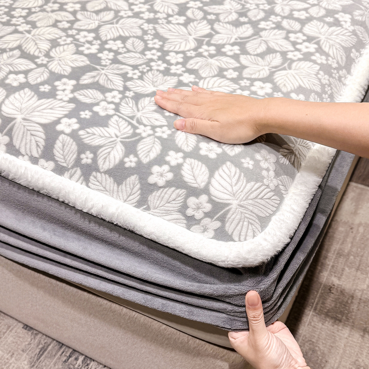 91家纺网 家纺一手货源 找家纺 ME/ERA HOME寐时代 2025新款牛奶绒雕花兔毛绒包边床笠 浅灰叶梦