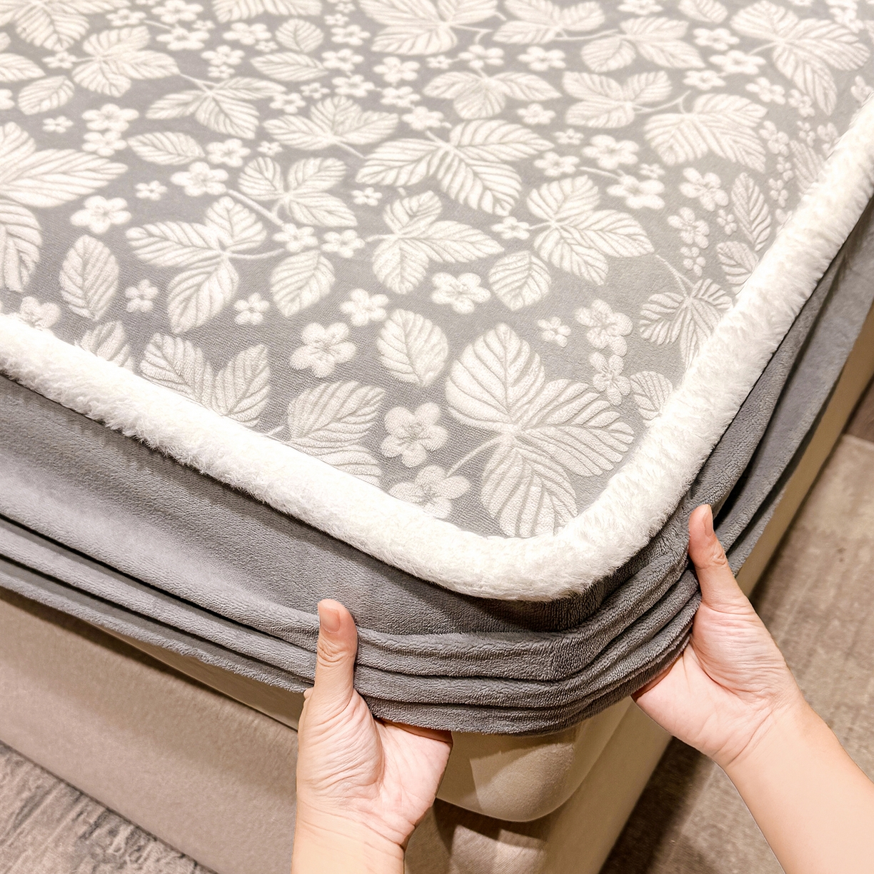 91家纺网 家纺一手货源 找家纺 ME/ERA HOME寐时代 2025新款牛奶绒雕花兔毛绒包边床笠 浅灰叶梦