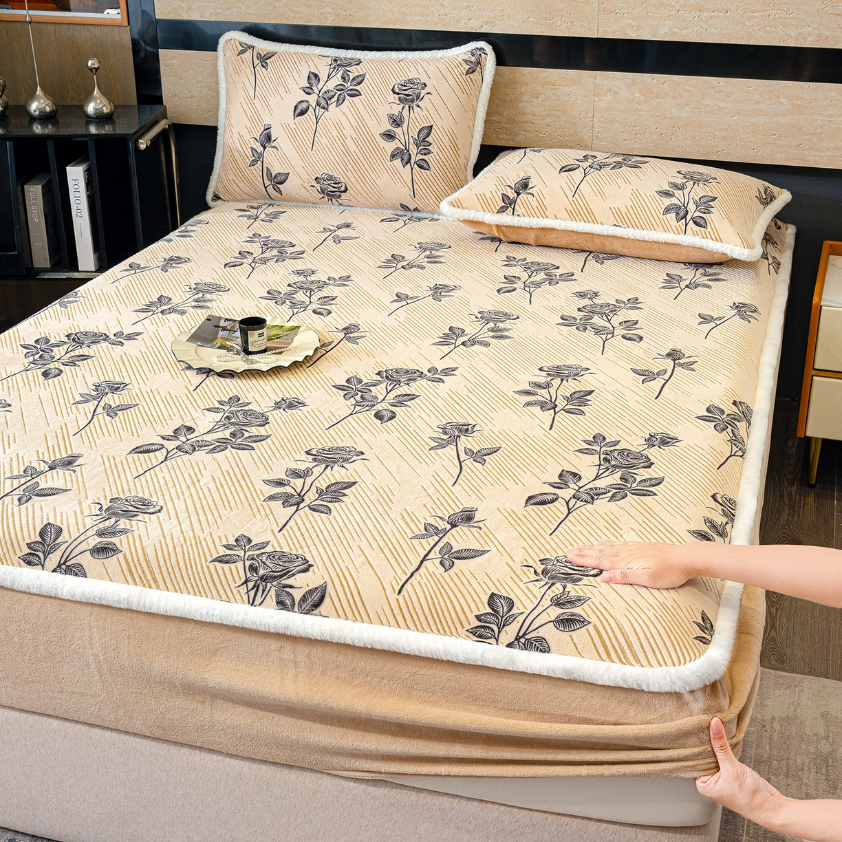 91家纺网 家纺一手货源 找家纺 ME/ERA HOME寐时代 2025新款牛奶绒雕花兔毛绒包边床笠 水墨玫瑰