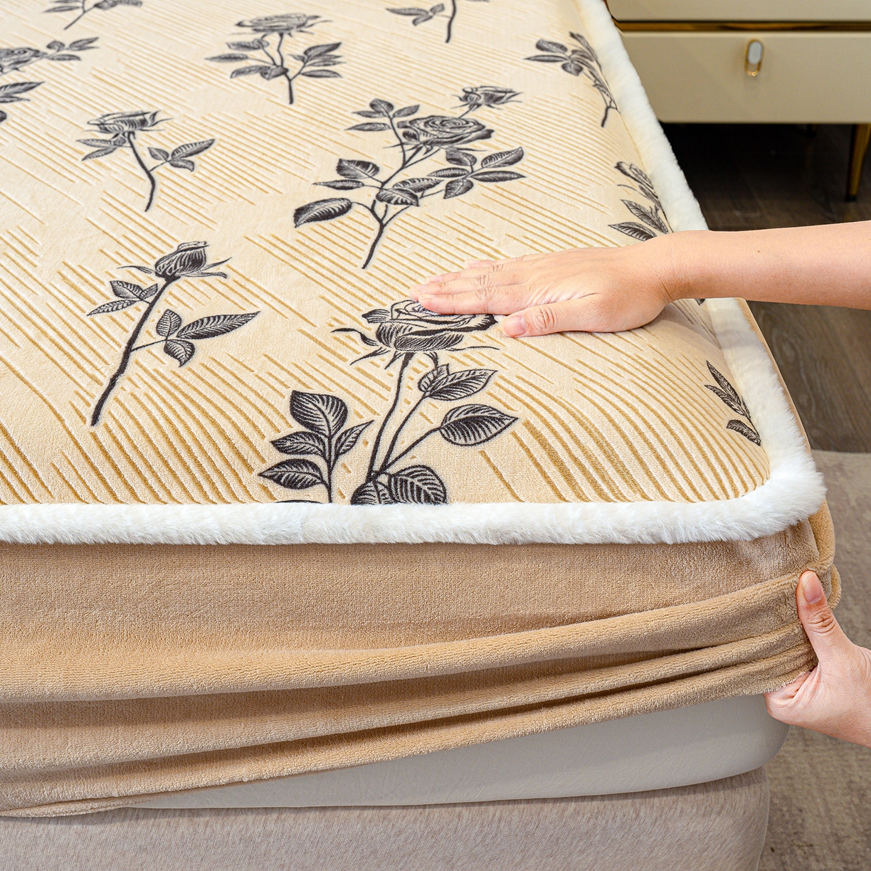 91家纺网 家纺一手货源 找家纺 ME/ERA HOME寐时代 2025新款牛奶绒雕花兔毛绒包边床笠 水墨玫瑰