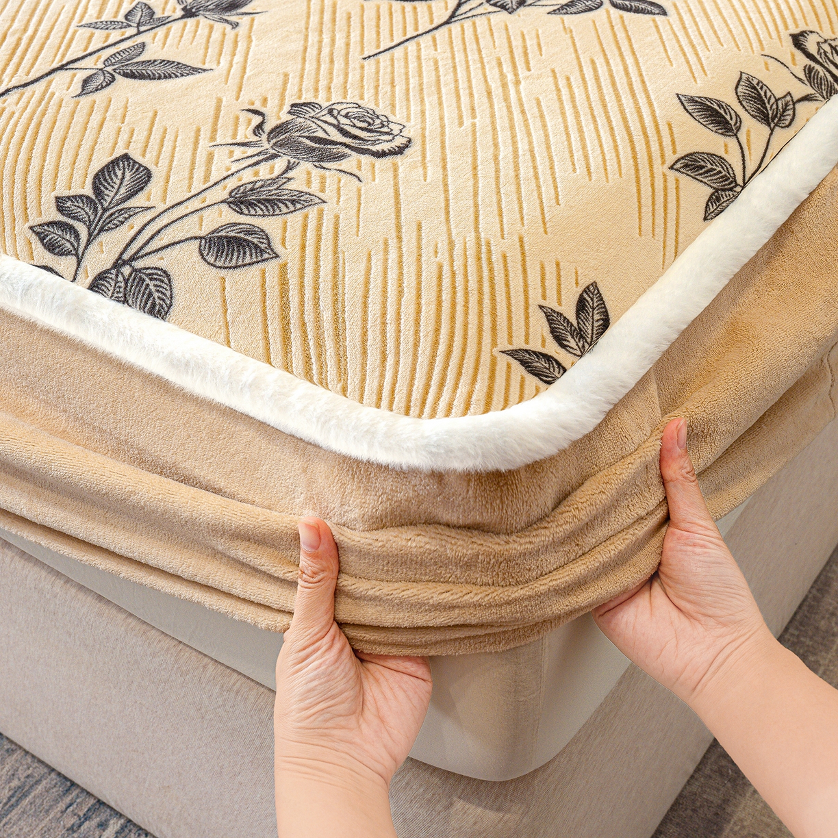 91家纺网 家纺一手货源 找家纺 ME/ERA HOME寐时代 2025新款牛奶绒雕花兔毛绒包边床笠 水墨玫瑰