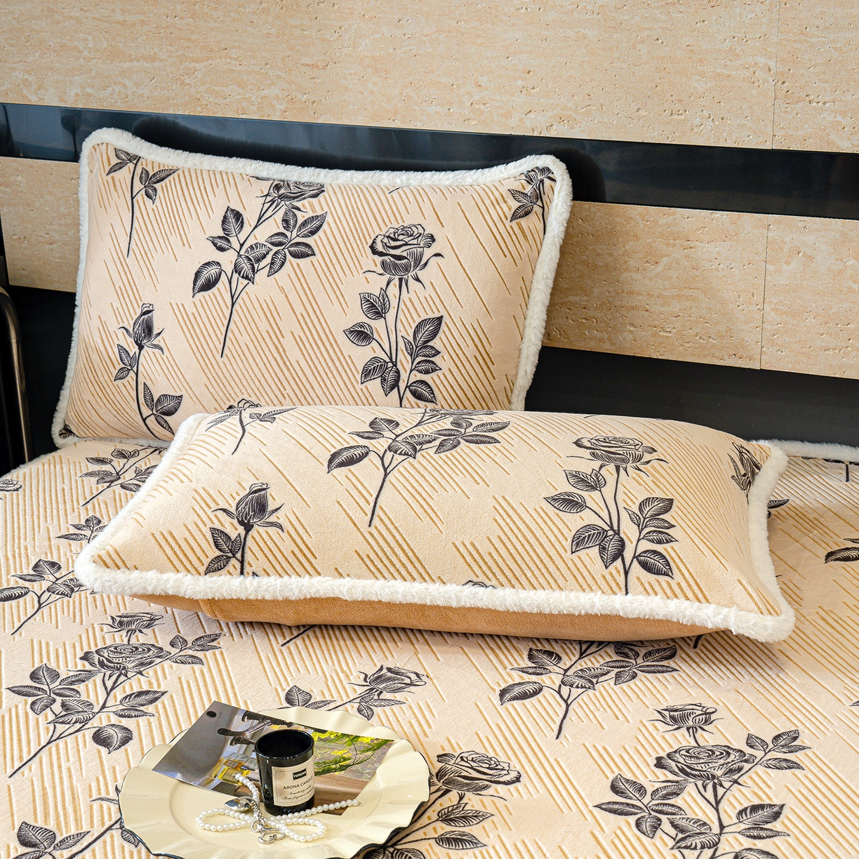 91家纺网 家纺一手货源 找家纺 ME/ERA HOME寐时代 2025新款牛奶绒雕花兔毛绒包边床笠 水墨玫瑰