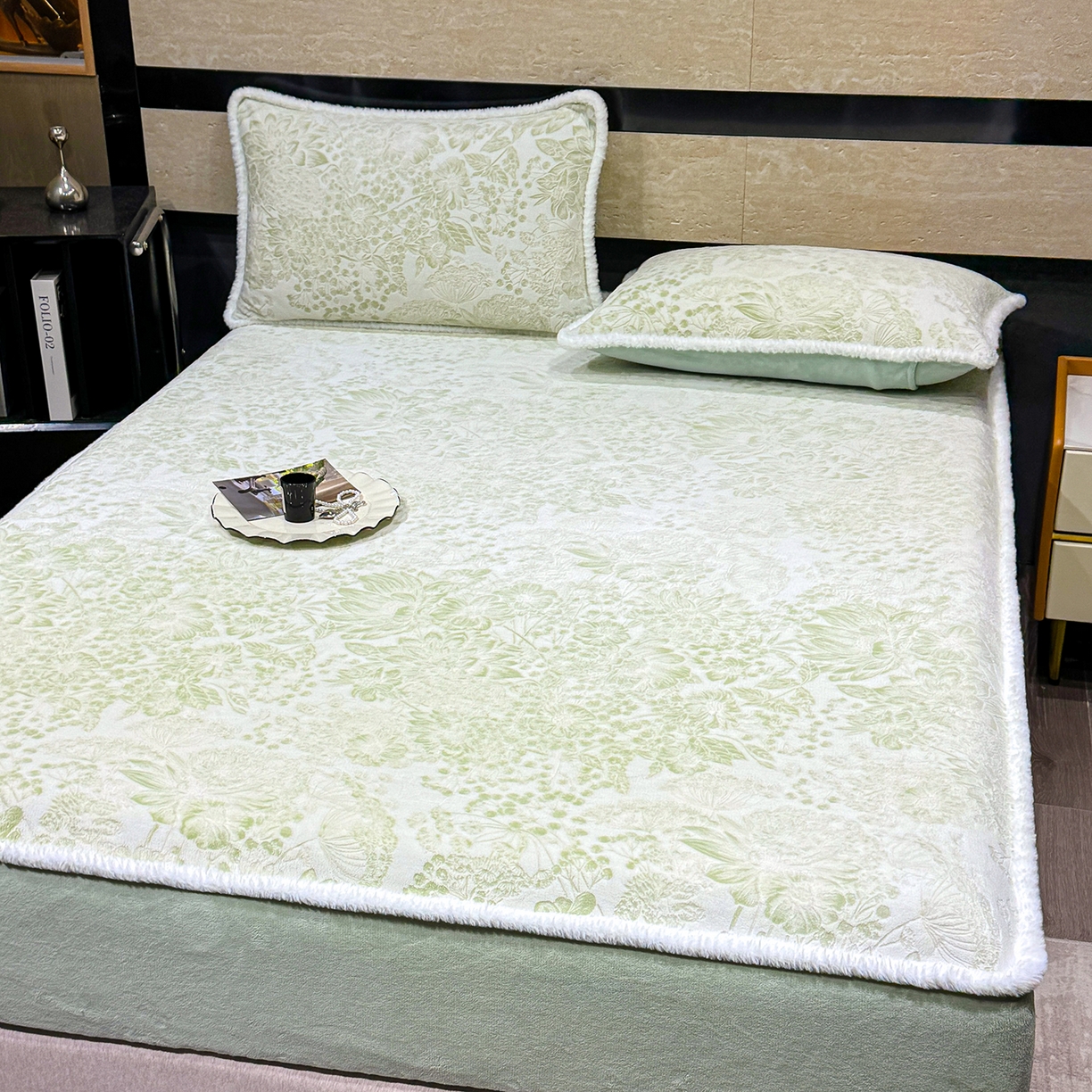 91家纺网 家纺一手货源 找家纺 ME/ERA HOME寐时代 2025新款牛奶绒雕花兔毛绒包边床笠 碎花漫语