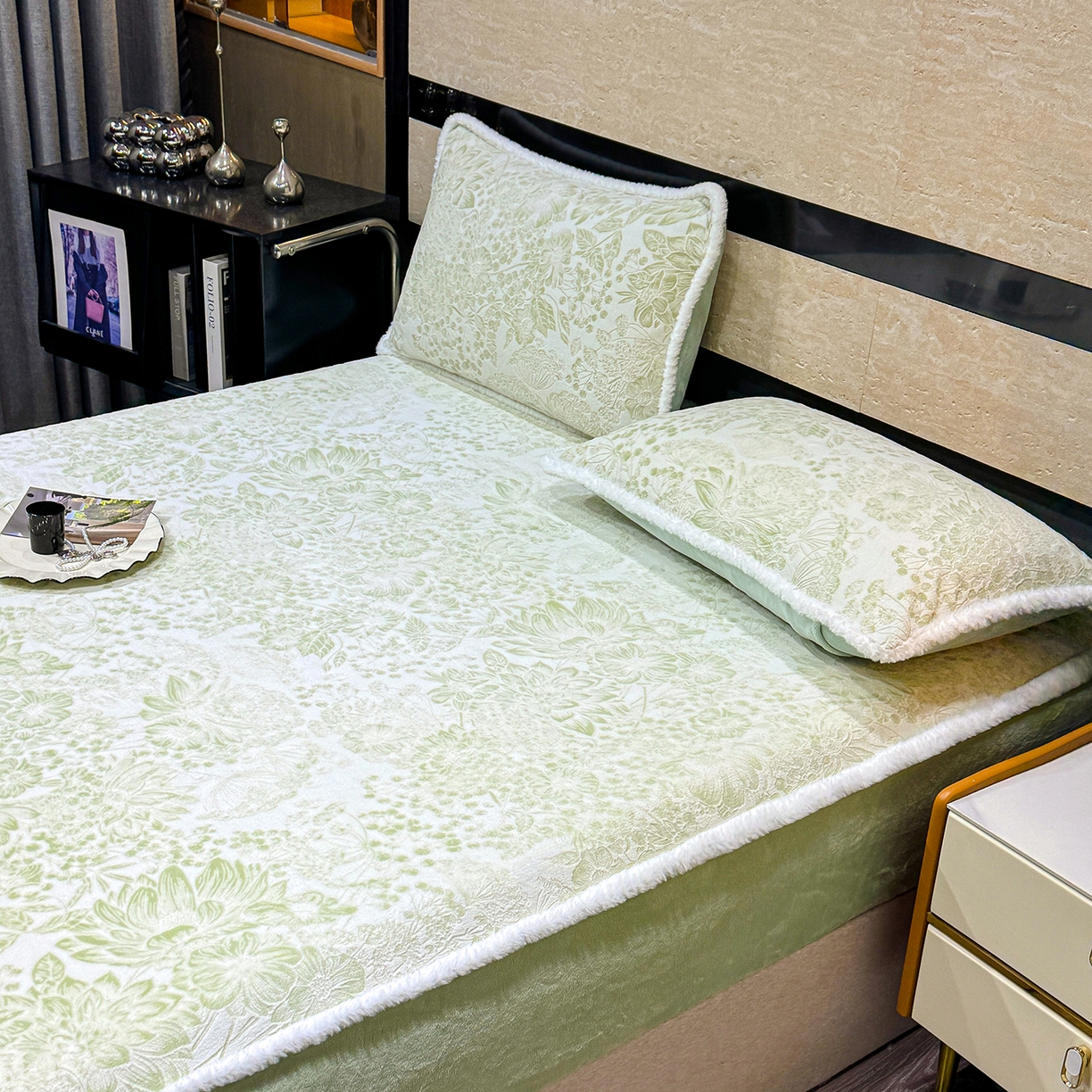 91家纺网 家纺一手货源 找家纺 ME/ERA HOME寐时代 2025新款牛奶绒雕花兔毛绒包边床笠 碎花漫语