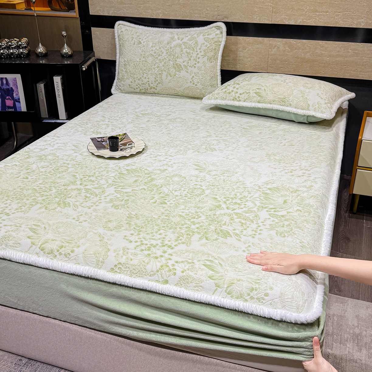 91家纺网 家纺一手货源 找家纺 ME/ERA HOME寐时代 2025新款牛奶绒雕花兔毛绒包边床笠 碎花漫语