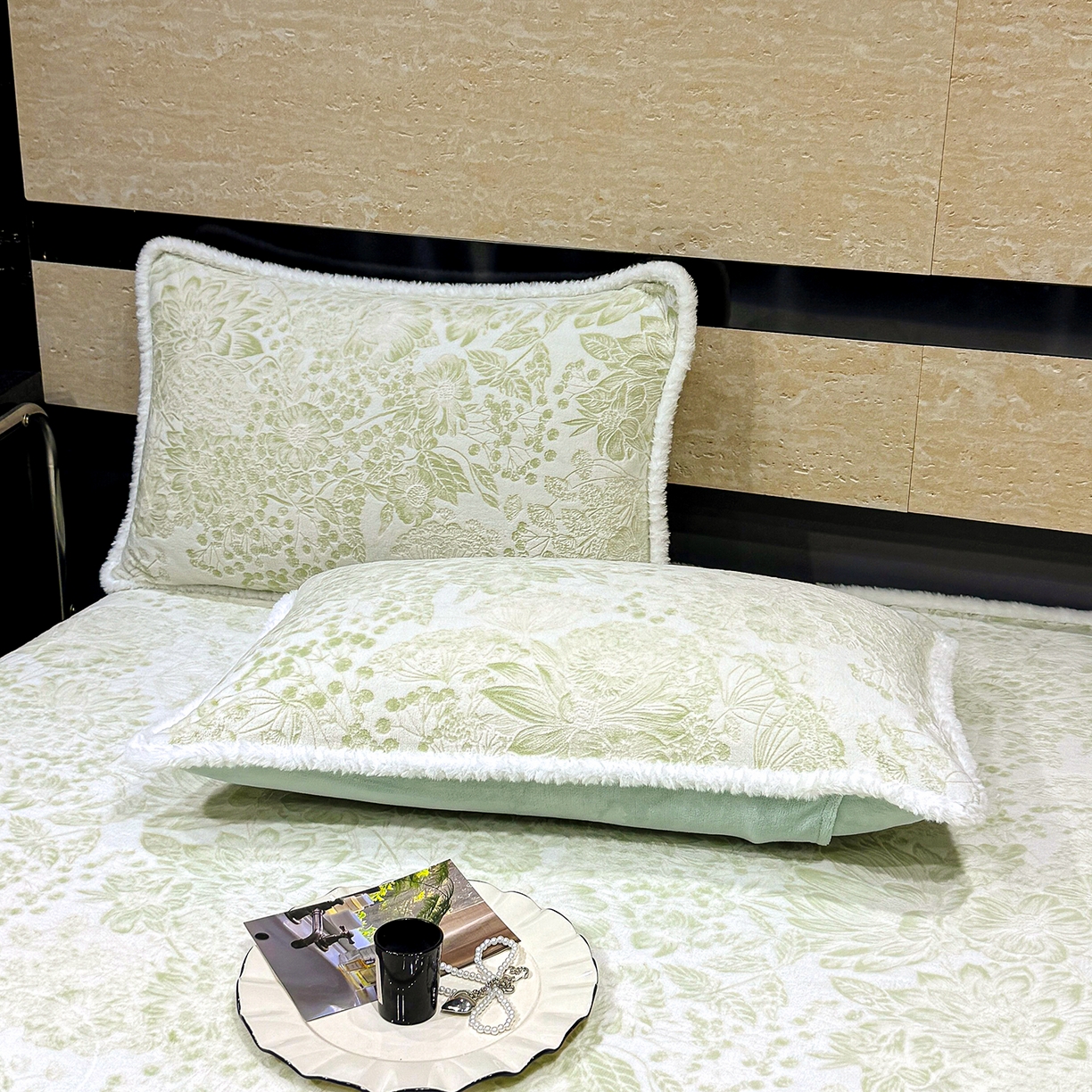 91家纺网 家纺一手货源 找家纺 ME/ERA HOME寐时代 2025新款牛奶绒雕花兔毛绒包边床笠 碎花漫语