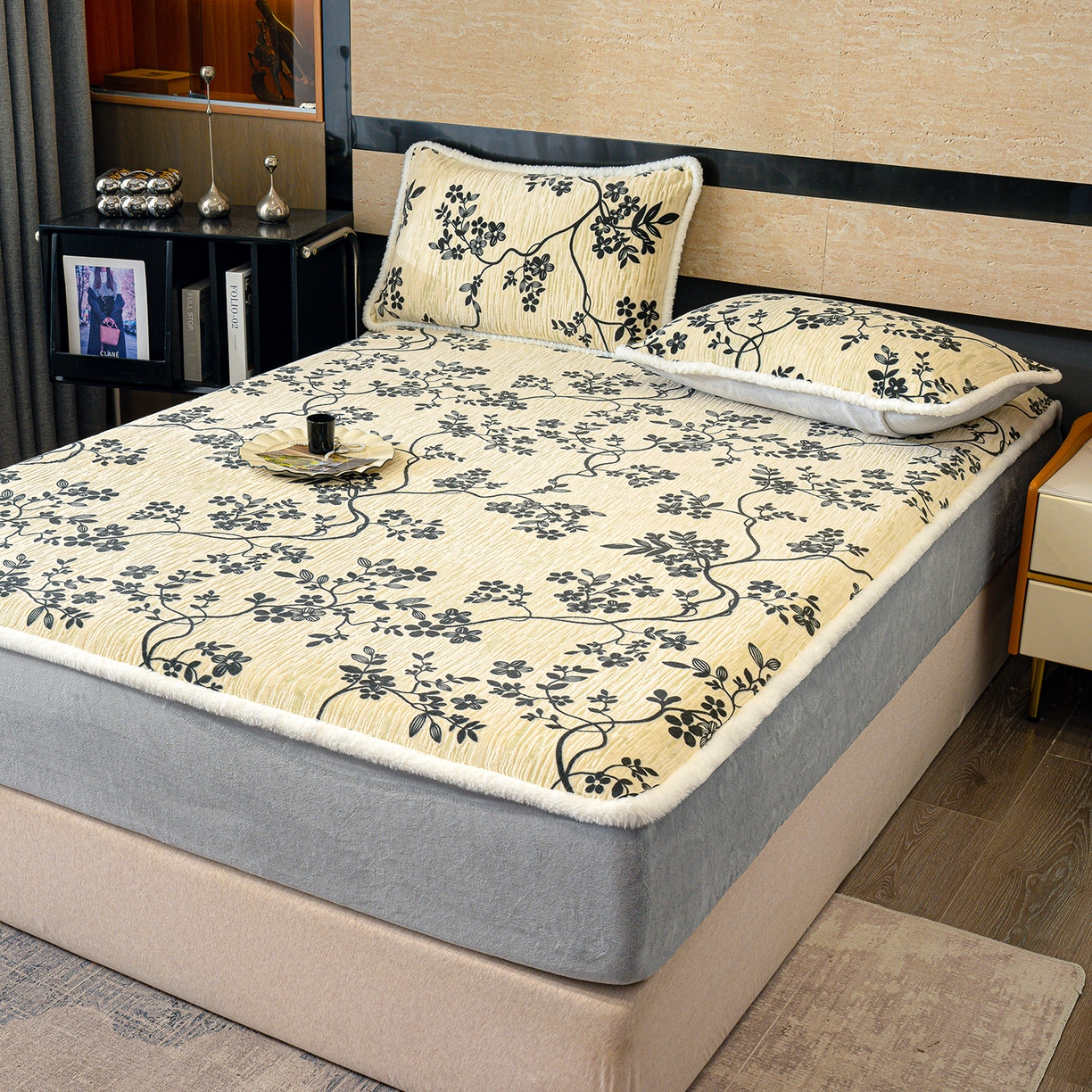 91家纺网 家纺一手货源 找家纺 ME/ERA HOME寐时代 2025新款牛奶绒雕花兔毛绒包边床笠 香榭落叶