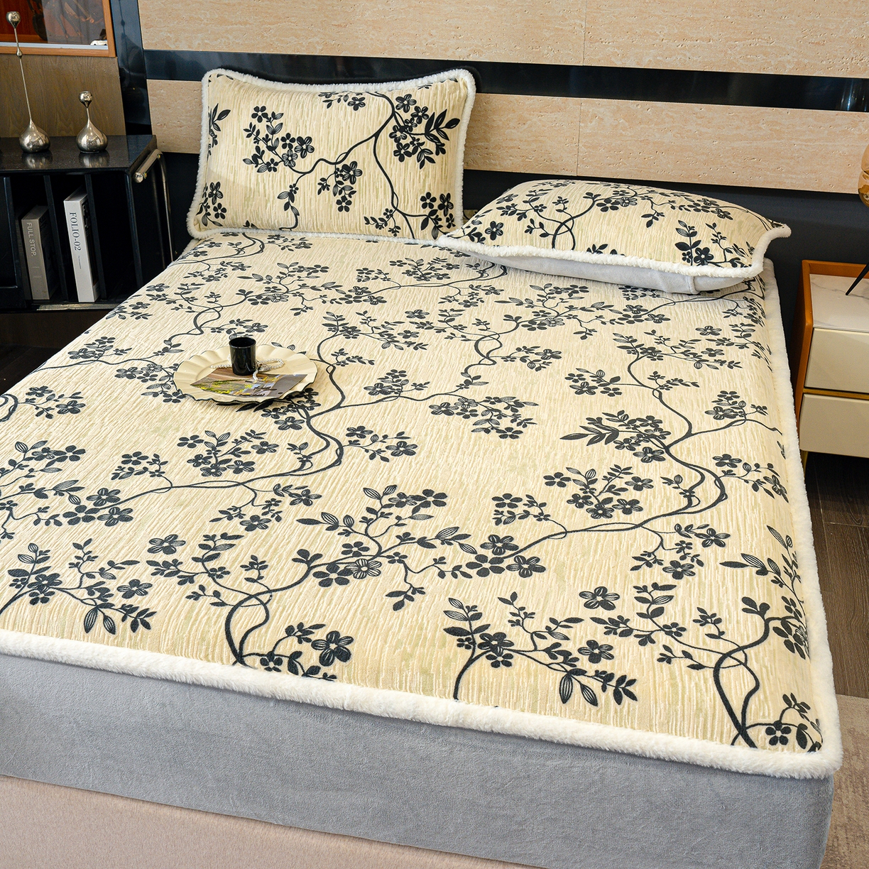 91家纺网 家纺一手货源 找家纺 ME/ERA HOME寐时代 2025新款牛奶绒雕花兔毛绒包边床笠 香榭落叶