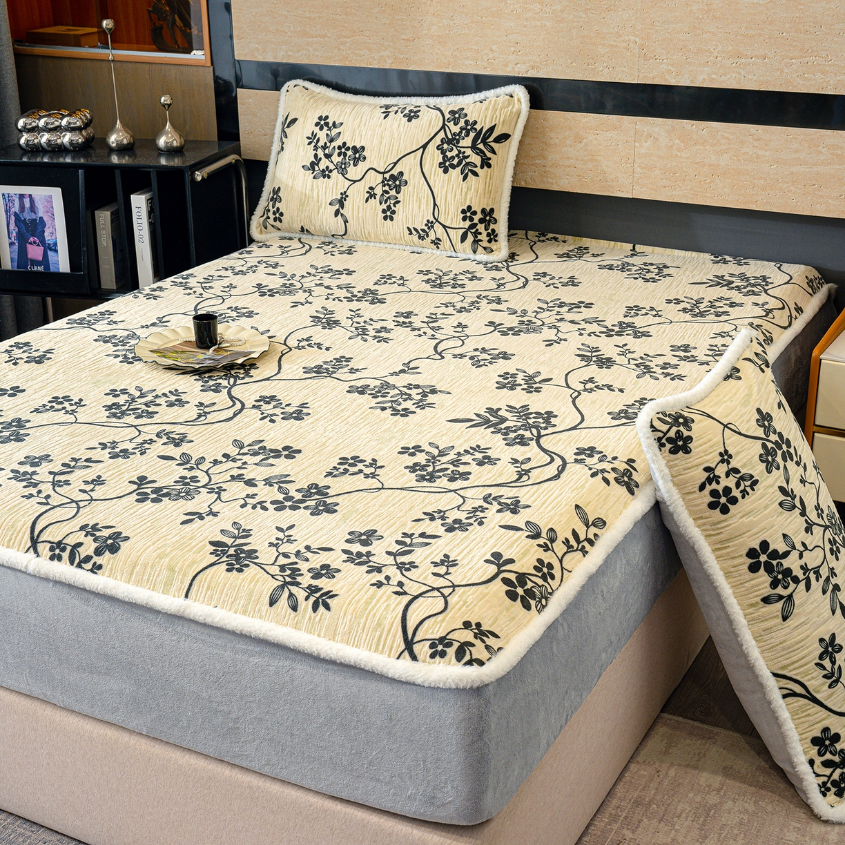 91家纺网 家纺一手货源 找家纺 ME/ERA HOME寐时代 2025新款牛奶绒雕花兔毛绒包边床笠 香榭落叶