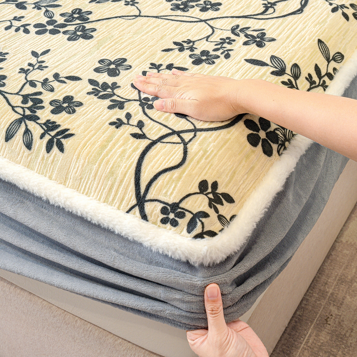 91家纺网 家纺一手货源 找家纺 ME/ERA HOME寐时代 2025新款牛奶绒雕花兔毛绒包边床笠 香榭落叶