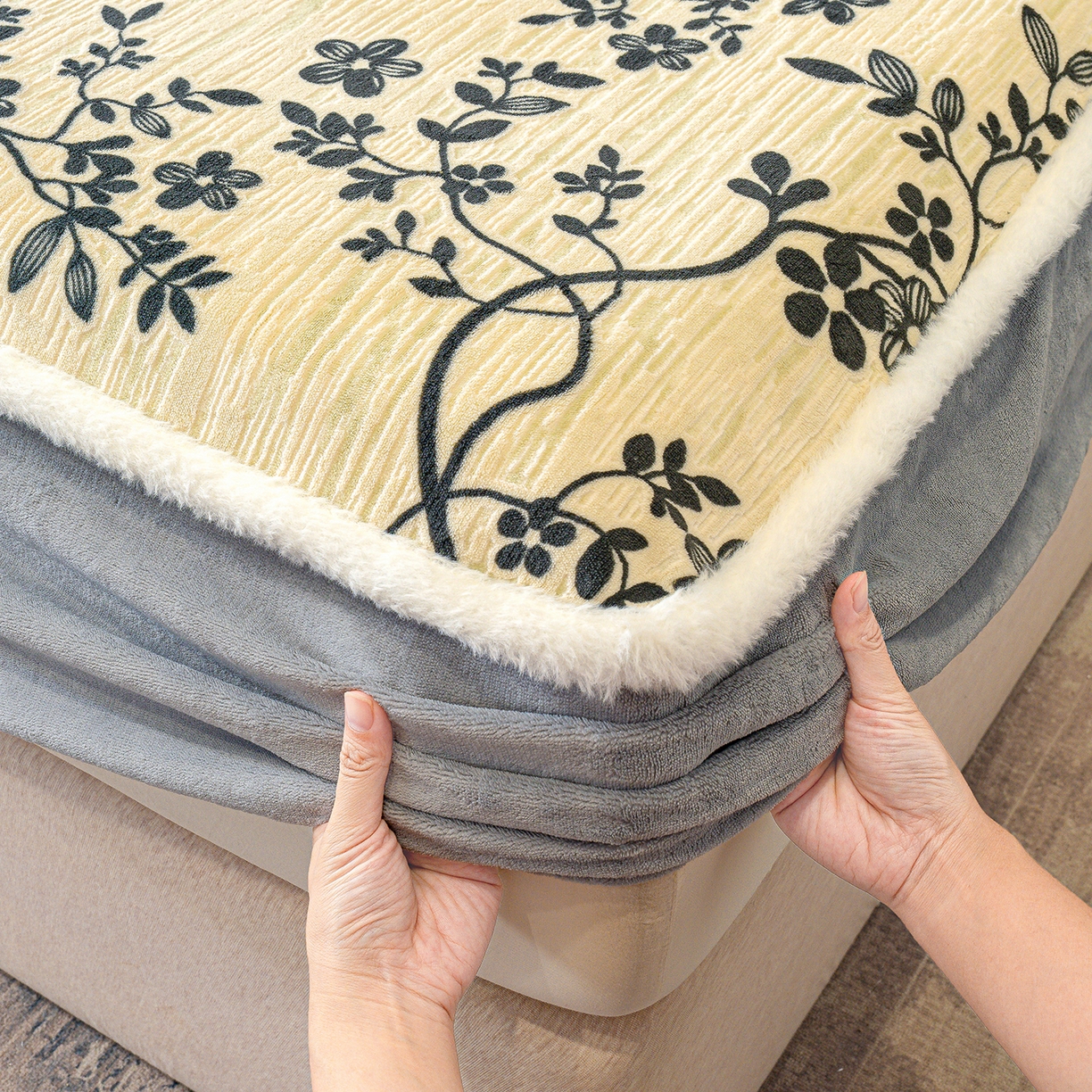 91家纺网 家纺一手货源 找家纺 ME/ERA HOME寐时代 2025新款牛奶绒雕花兔毛绒包边床笠 香榭落叶