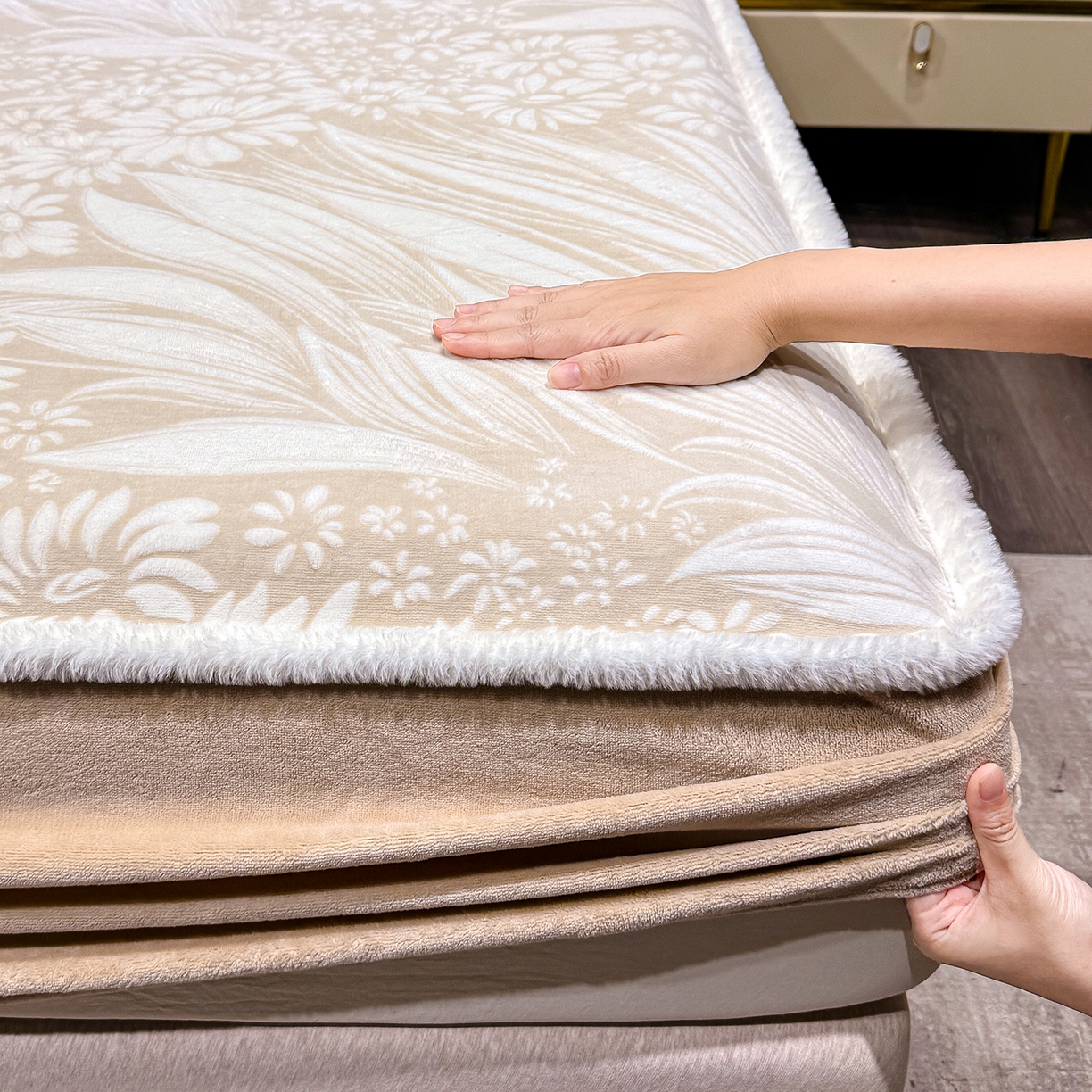 91家纺网 家纺一手货源 找家纺 ME/ERA HOME寐时代 2025新款牛奶绒雕花兔毛绒包边床笠 叶仲花