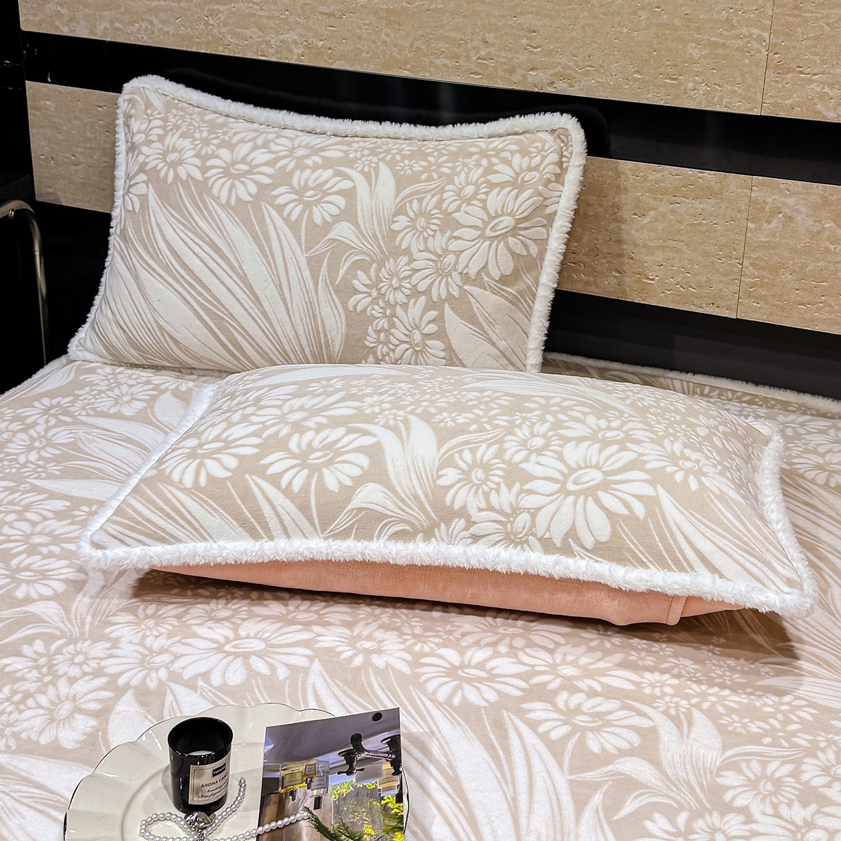 91家纺网 家纺一手货源 找家纺 ME/ERA HOME寐时代 2025新款牛奶绒雕花兔毛绒包边床笠 叶仲花